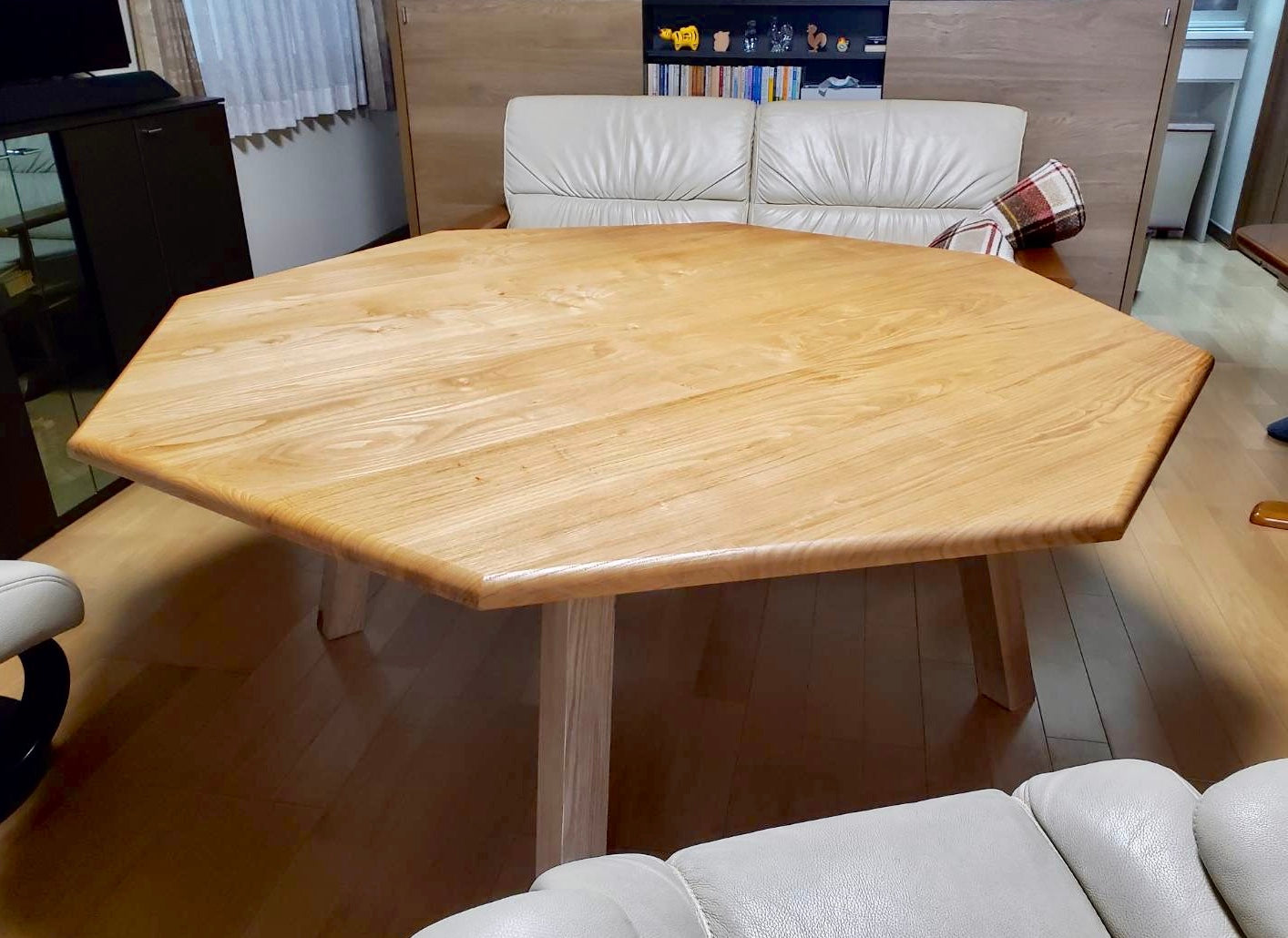 八角形テーブル。斜め上から。タモ無垢材。事例写真。