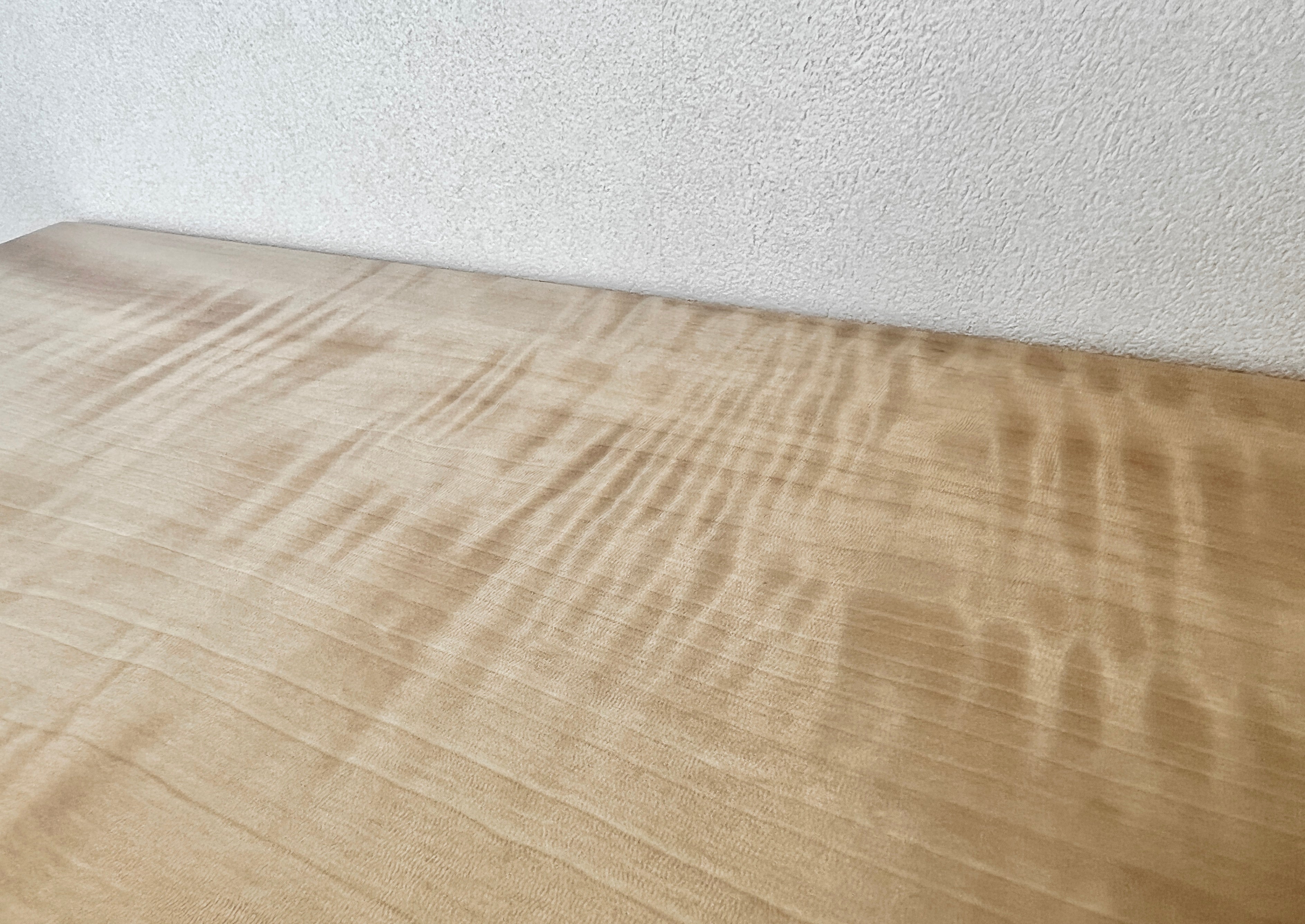 カウンターテーブル。木目アップ。トチ一枚板。事例写真。