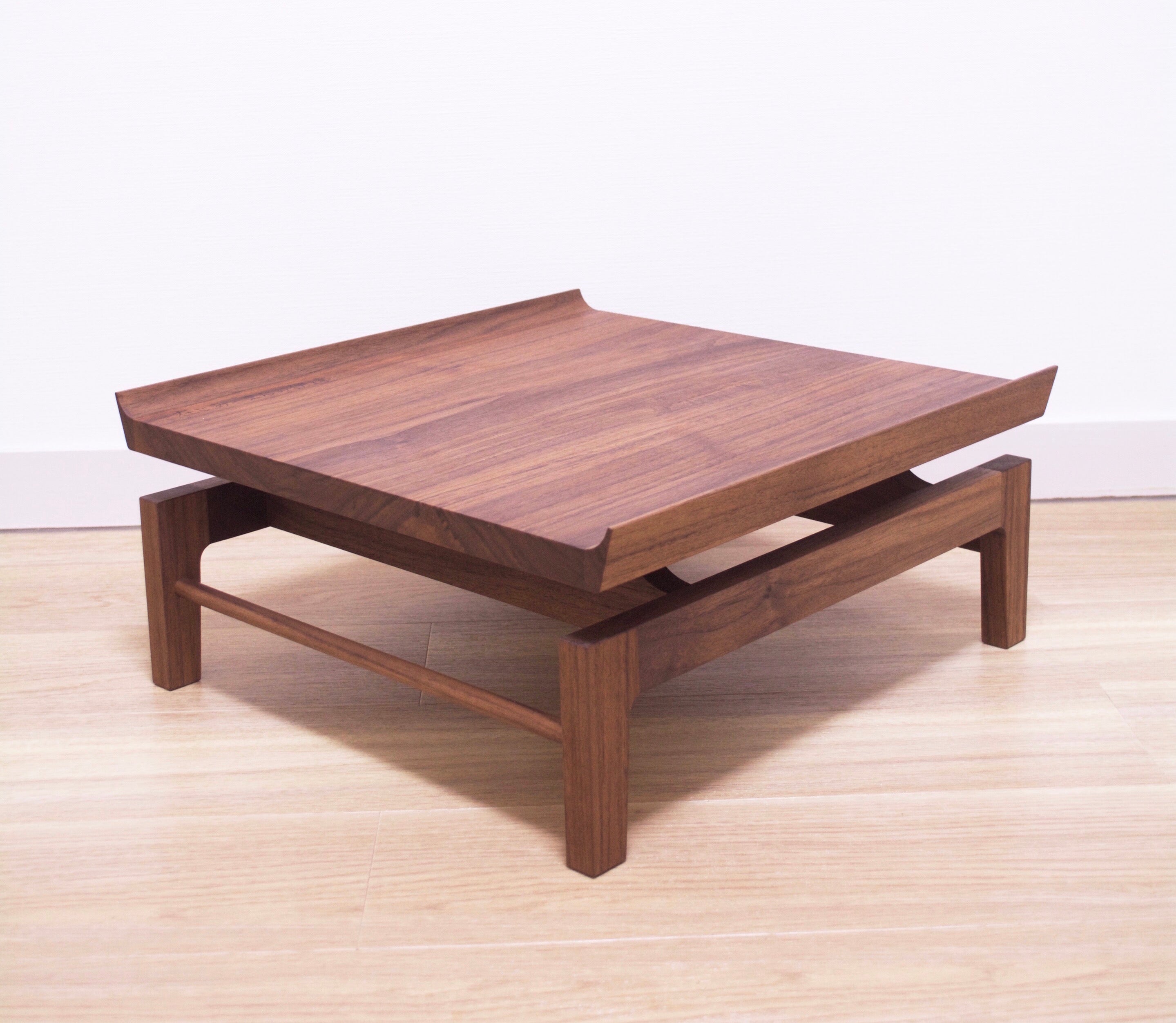 事例写真4。サイズも用途もリメイク。ウォールナットのローテーブル。