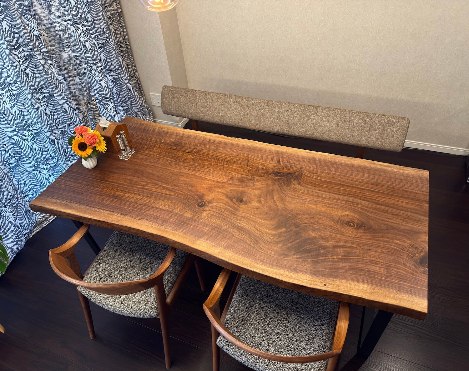 ウォールナット一枚板テーブル。上から。オーダーメイド家具事例写真。