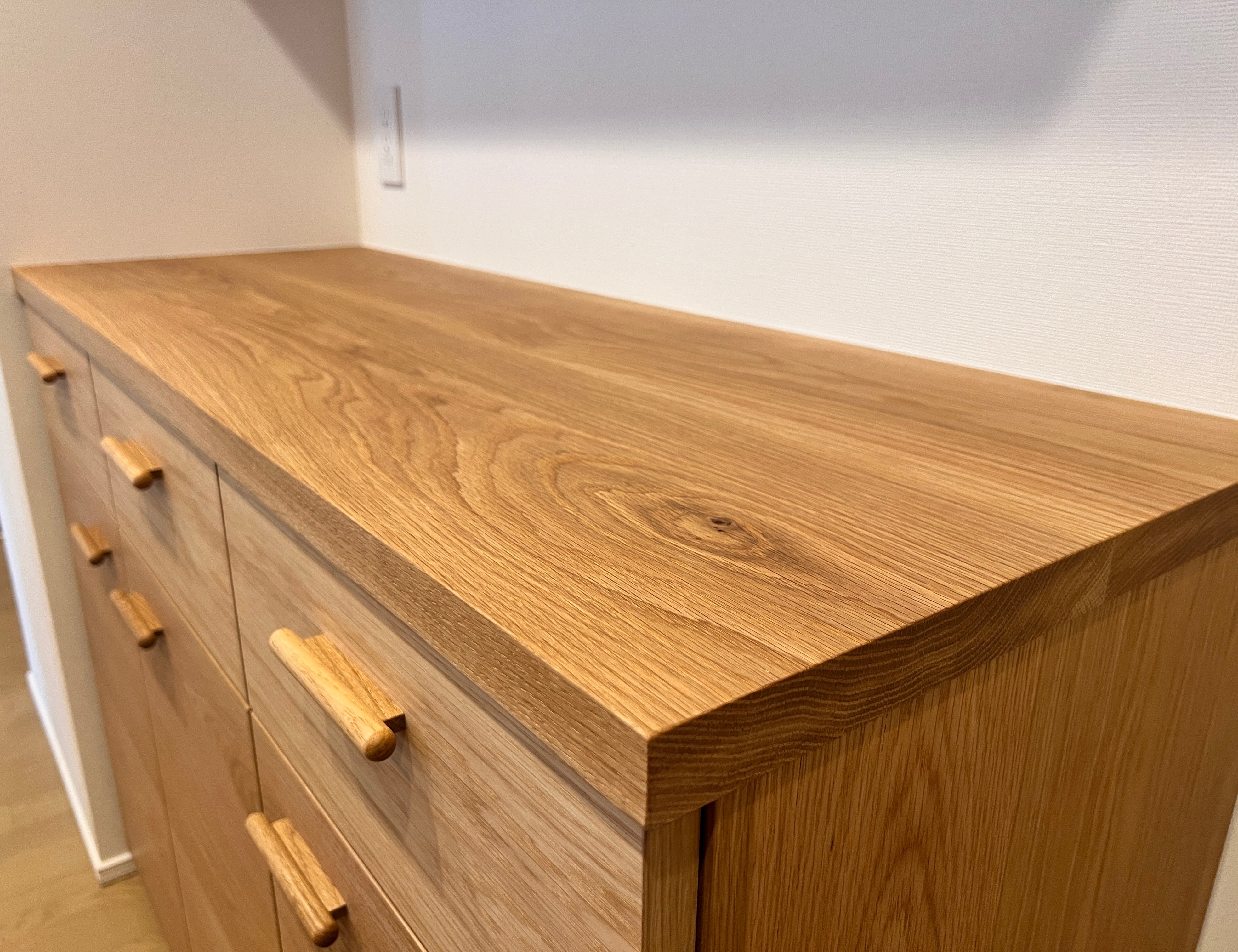 食器棚/カップボード。天板接ぎ板。斜めから。ナラ無垢材。製作事例写真。