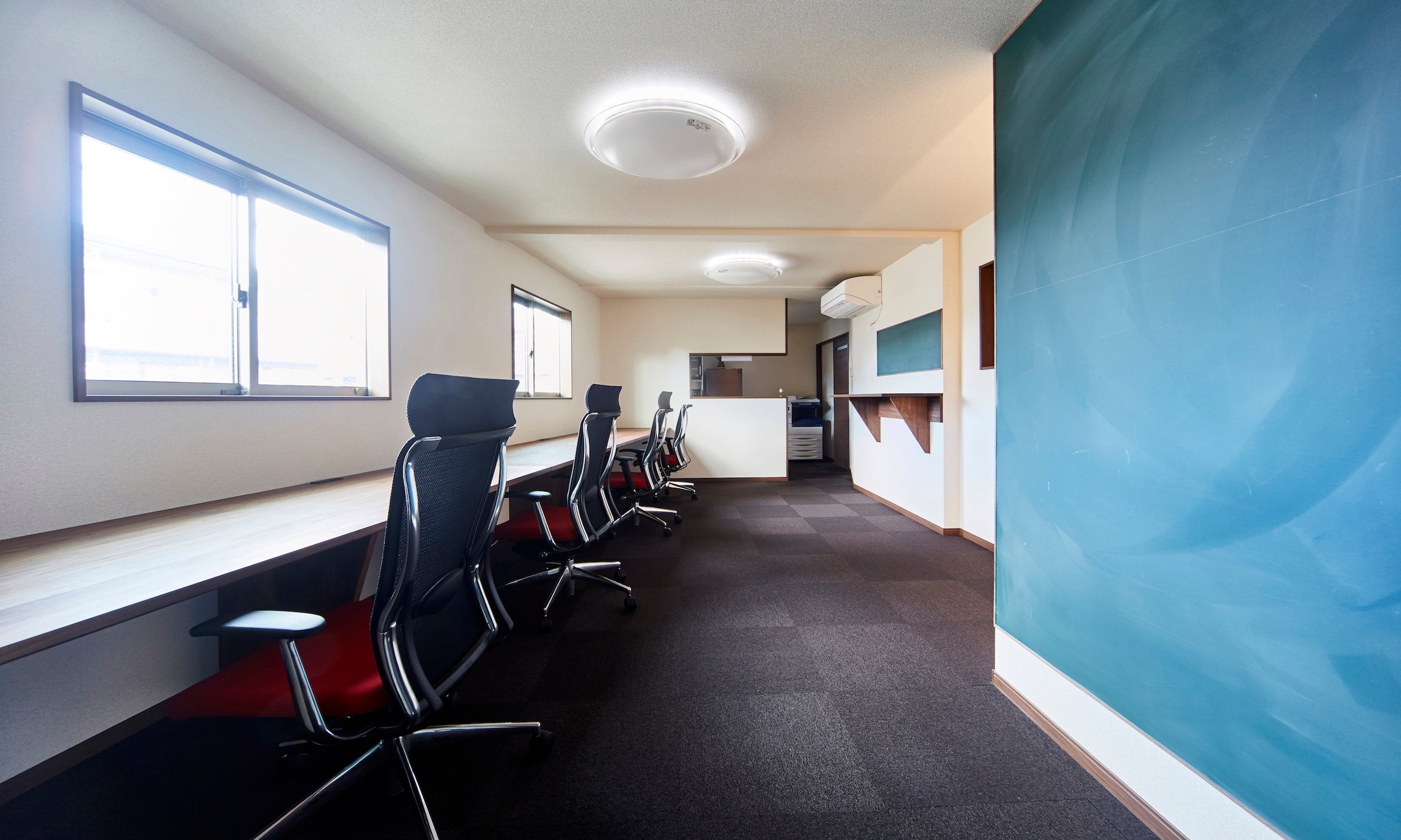 カウンターデスク。ウォールナット一枚板。人なし。オーダーメイド家具事例写真。