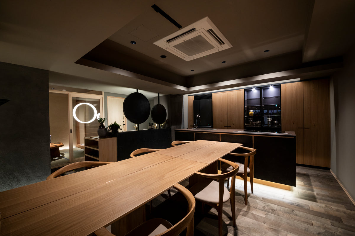 ダイニングテーブル。キッチン・洗面全景。オーク材。SEIRYU CAFE。事例写真。