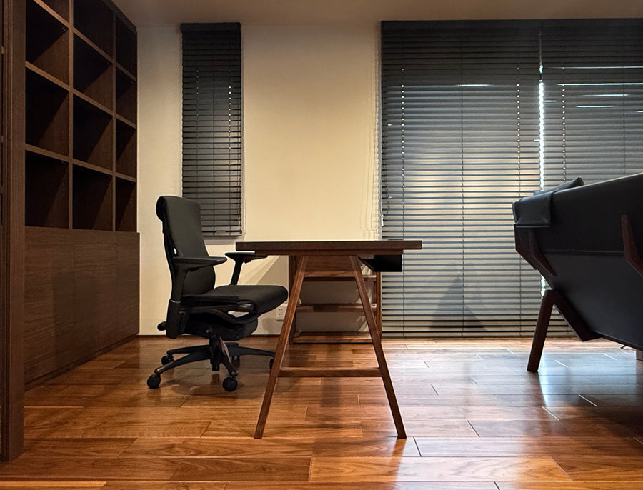 ウォールナット一枚板デスク。横から。オーダーメイド家具事例写真。