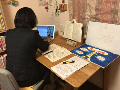 様々な使い勝手を実現する、チェリー材のシステムデスク