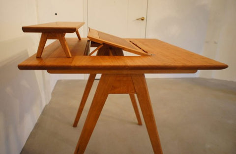 譜面台とデスクが一体となった、音楽制作専用デスク