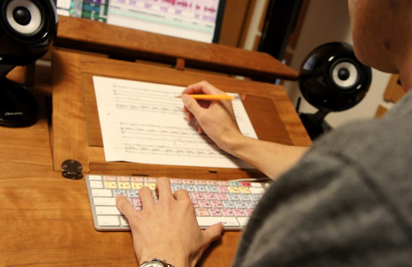 譜面台とデスクが一体となった、音楽制作専用デスク