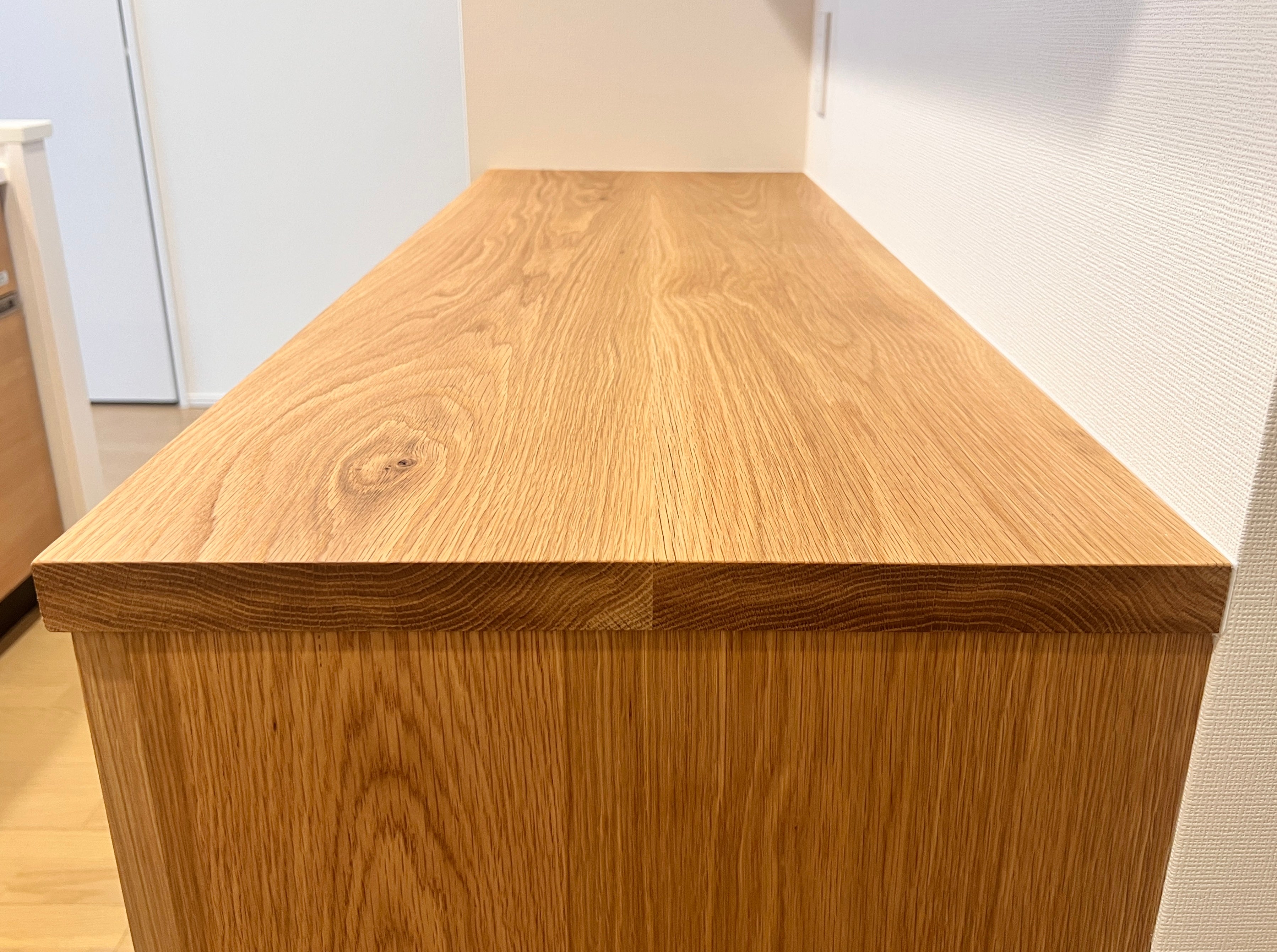 食器棚/カップボード。天板アップ。ナラ無垢材。製作事例写真。