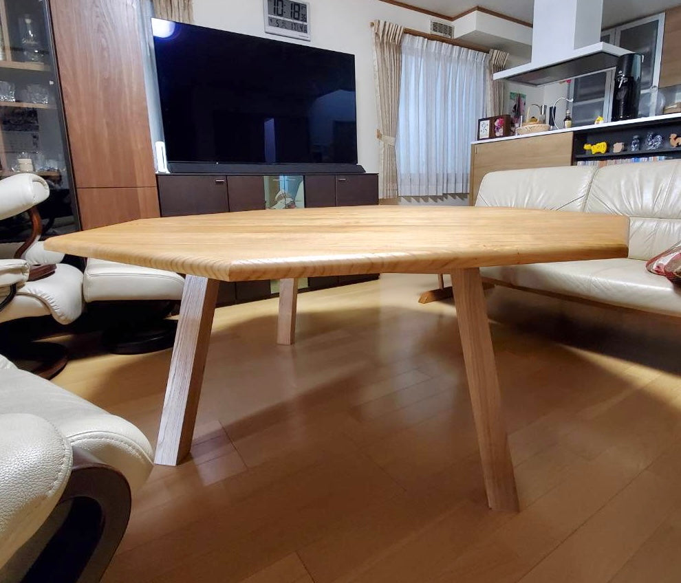 八角形テーブル。横から。タモ無垢材。事例写真。