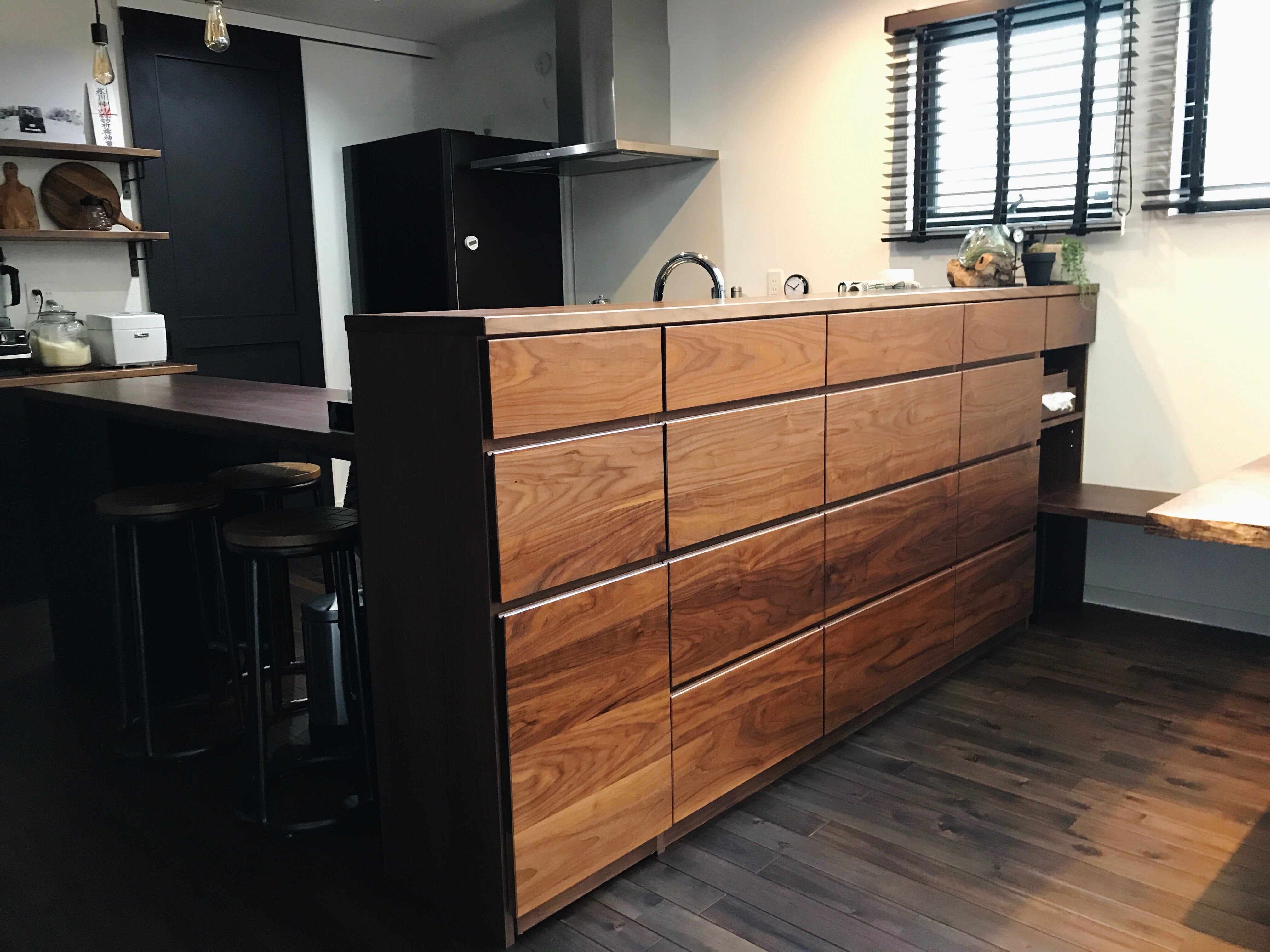 カウンター背面収納。全景。ウォールナット無垢材。製作事例写真。