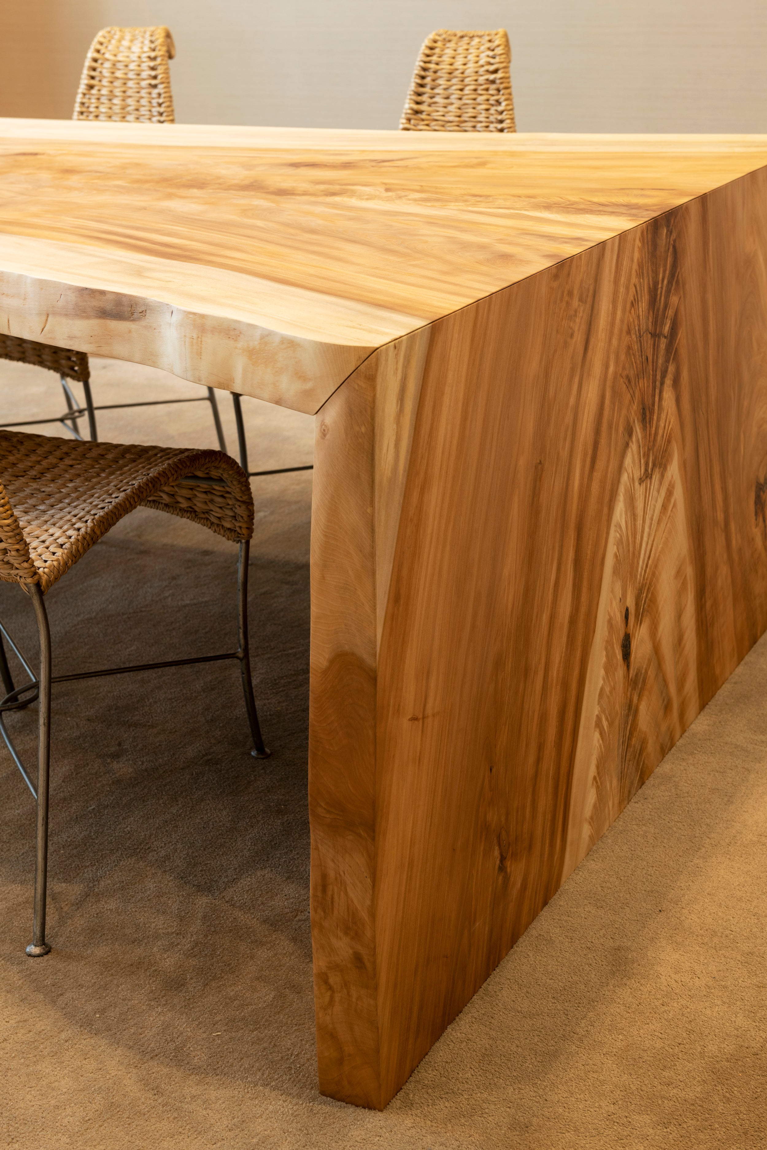 テーブル。トチ一枚板。繋がる脚。製作事例写真。