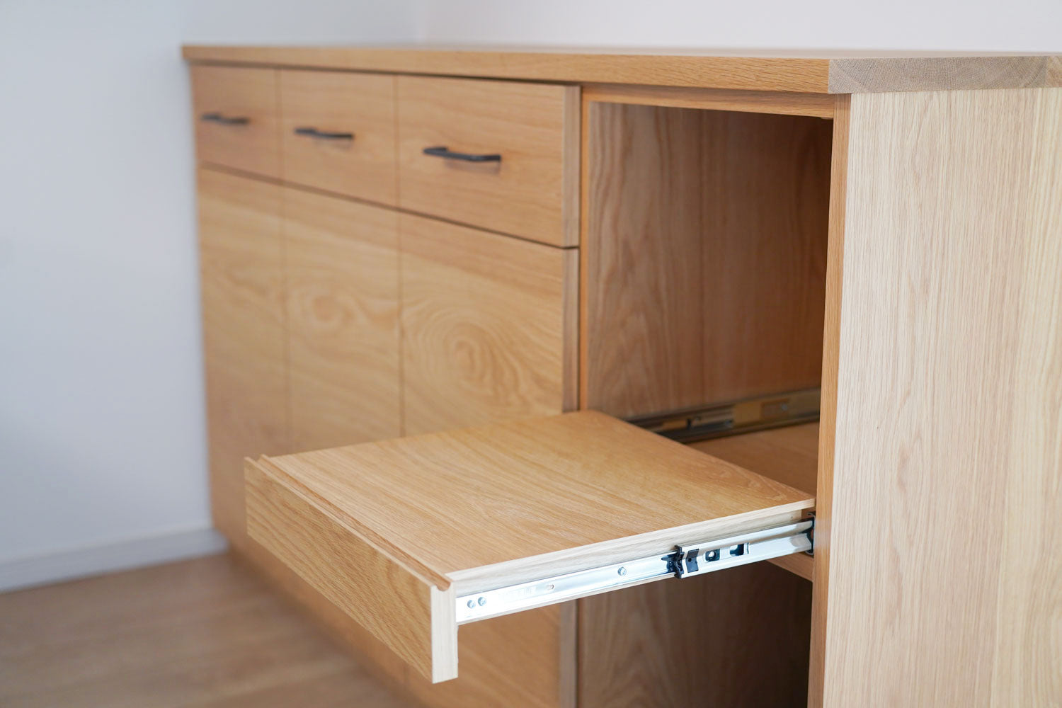 事例写真5。新居のキッチンにぴったり合わせたい。ナラ無垢材天板の食器棚。