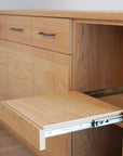 事例写真5。新居のキッチンにぴったり合わせたい。ナラ無垢材天板の食器棚。