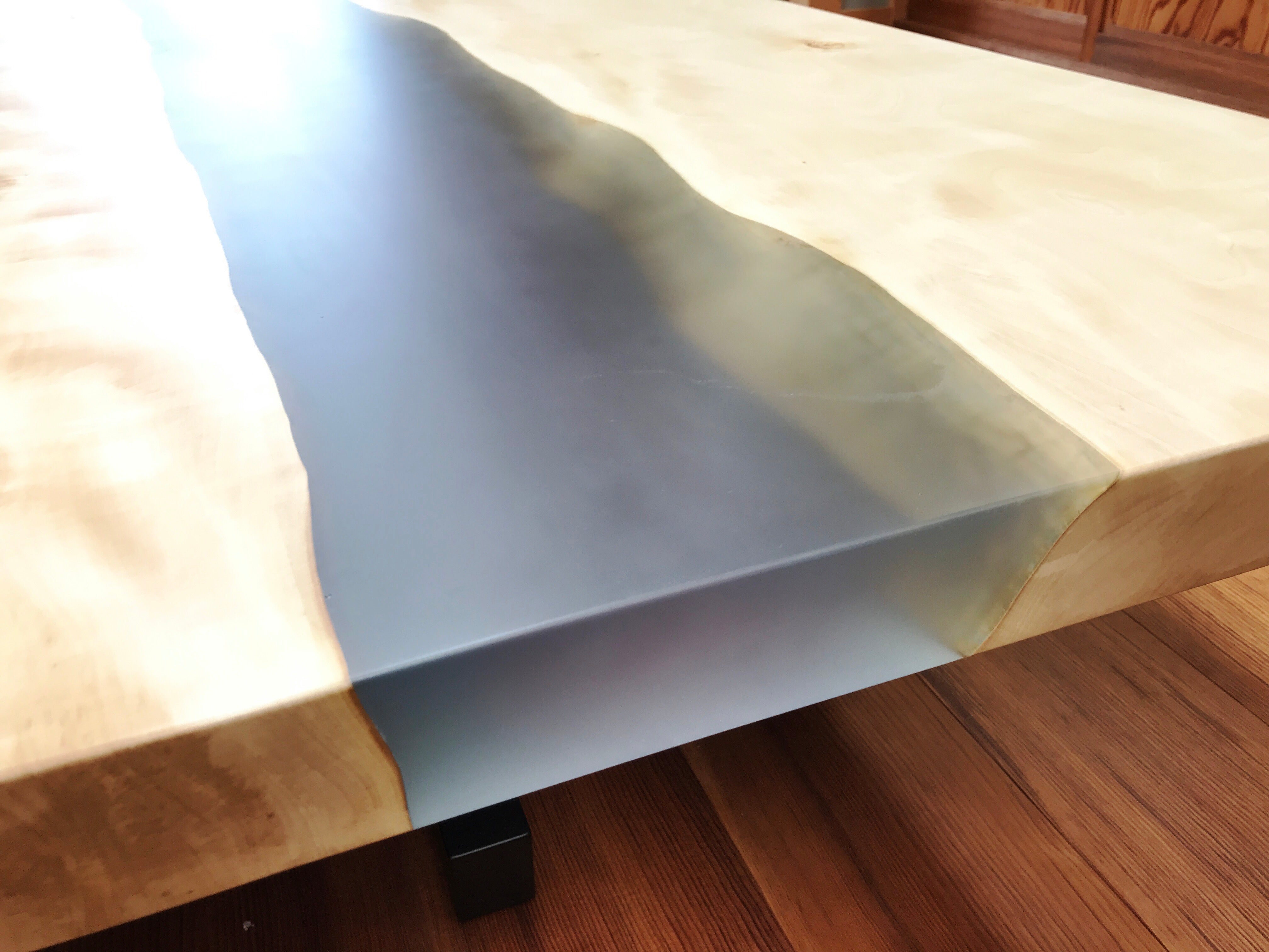 ローテーブル。レジンテーブル。レジンアップ。トチ一枚板。オーダーメイド家具事例写真。