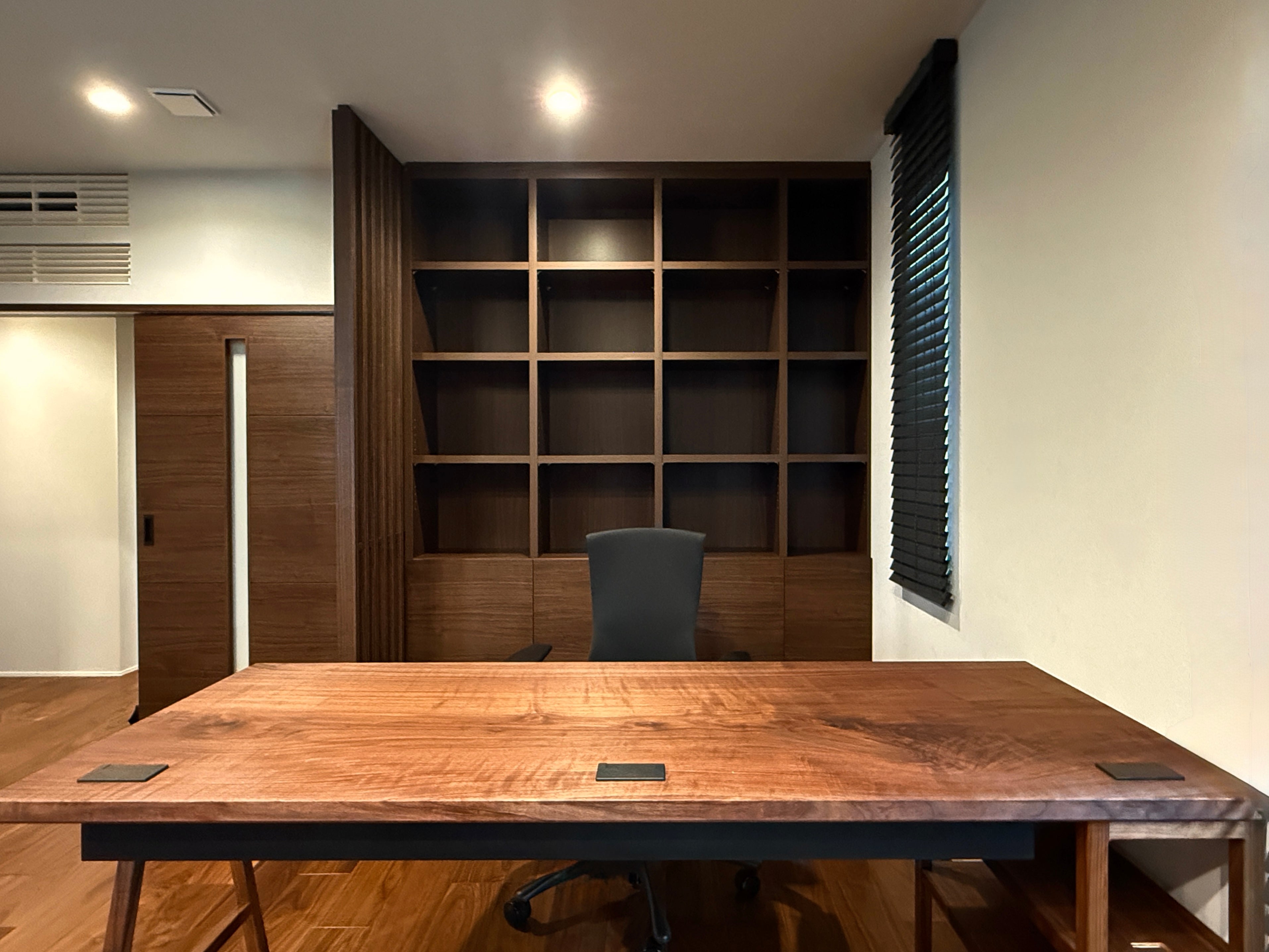 ウォールナット一枚板デスク。逆から見た形。オーダーメイド家具事例写真。