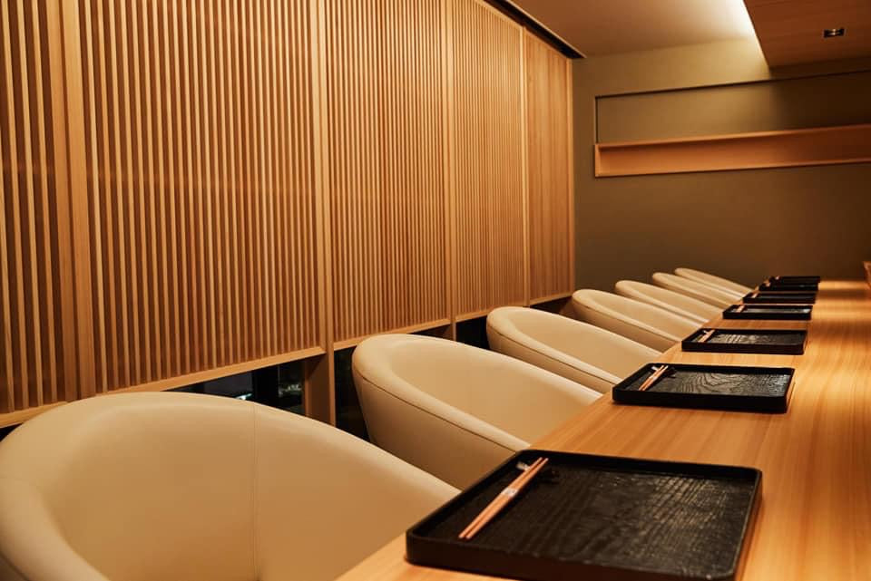 事例写真5。豪龍久保。貴重な７ｍのヒノキ一枚板カウンター天板。