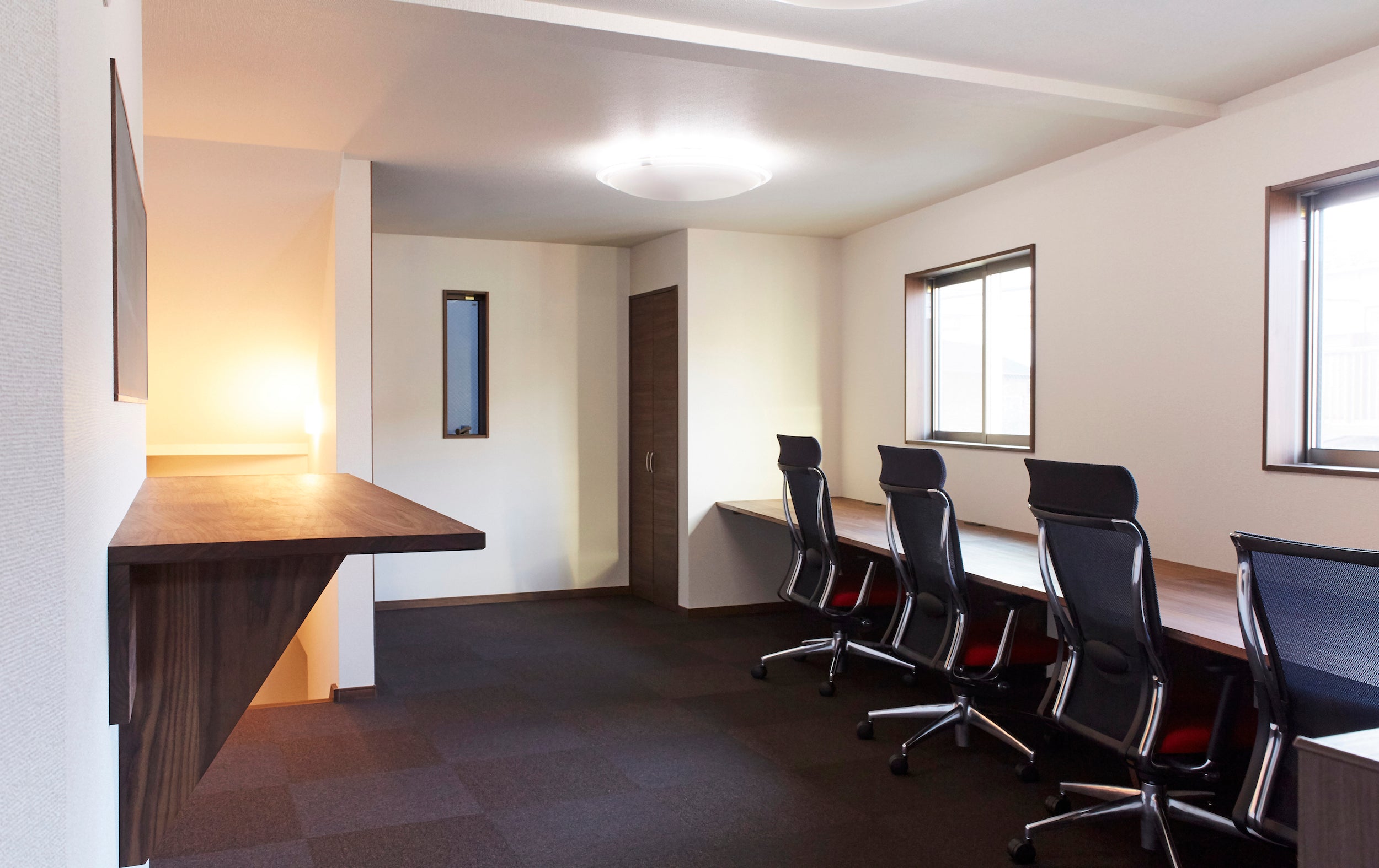 カウンターデスク。ウォールナット一枚板。人なし２。オーダーメイド家具事例写真。