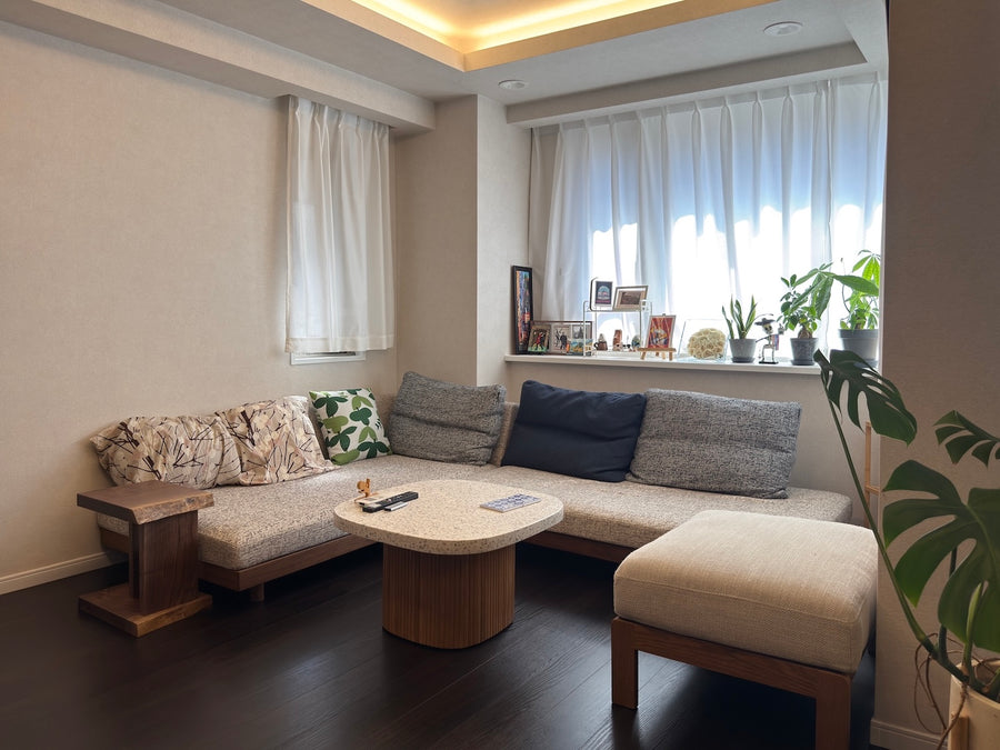 ウォールナット一枚板サイドテーブル。全景。オーダーメイド家具事例写真。