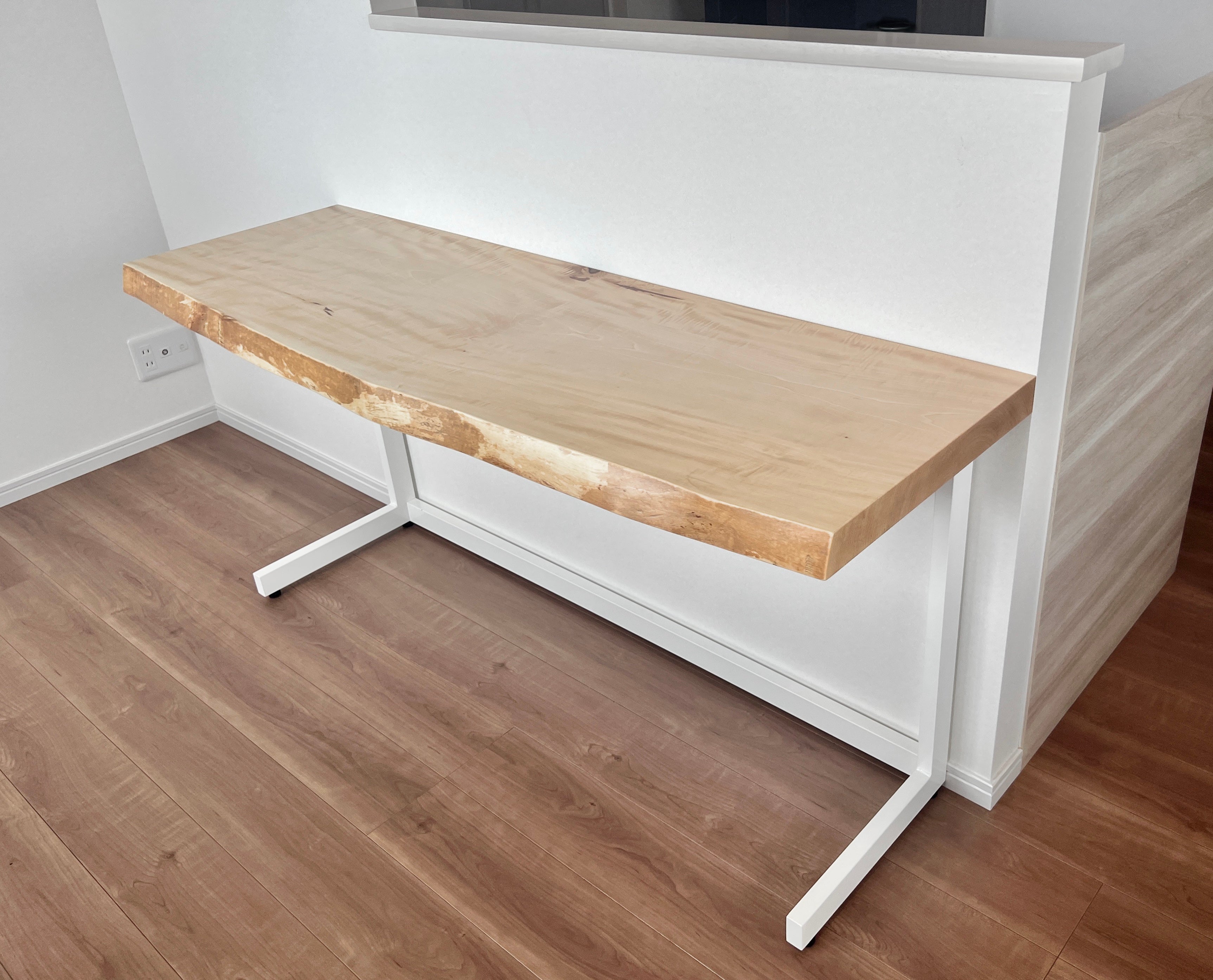 カウンターテーブル。全景。トチ一枚板。事例写真。