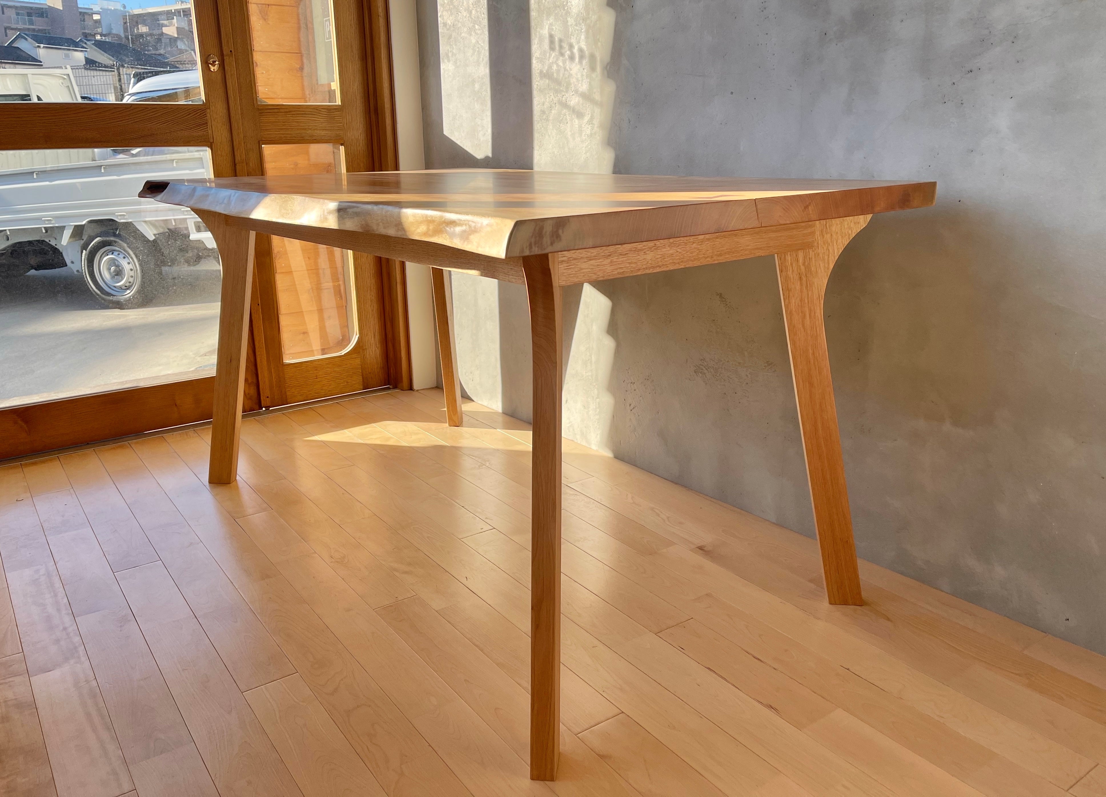 ダイニングにはお気に入りを。タブの一枚板テーブル