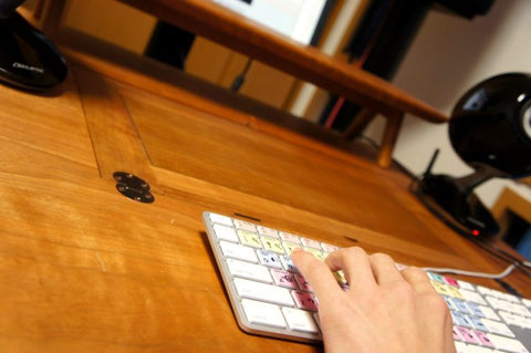 譜面台とデスクが一体となった、音楽制作専用デスク