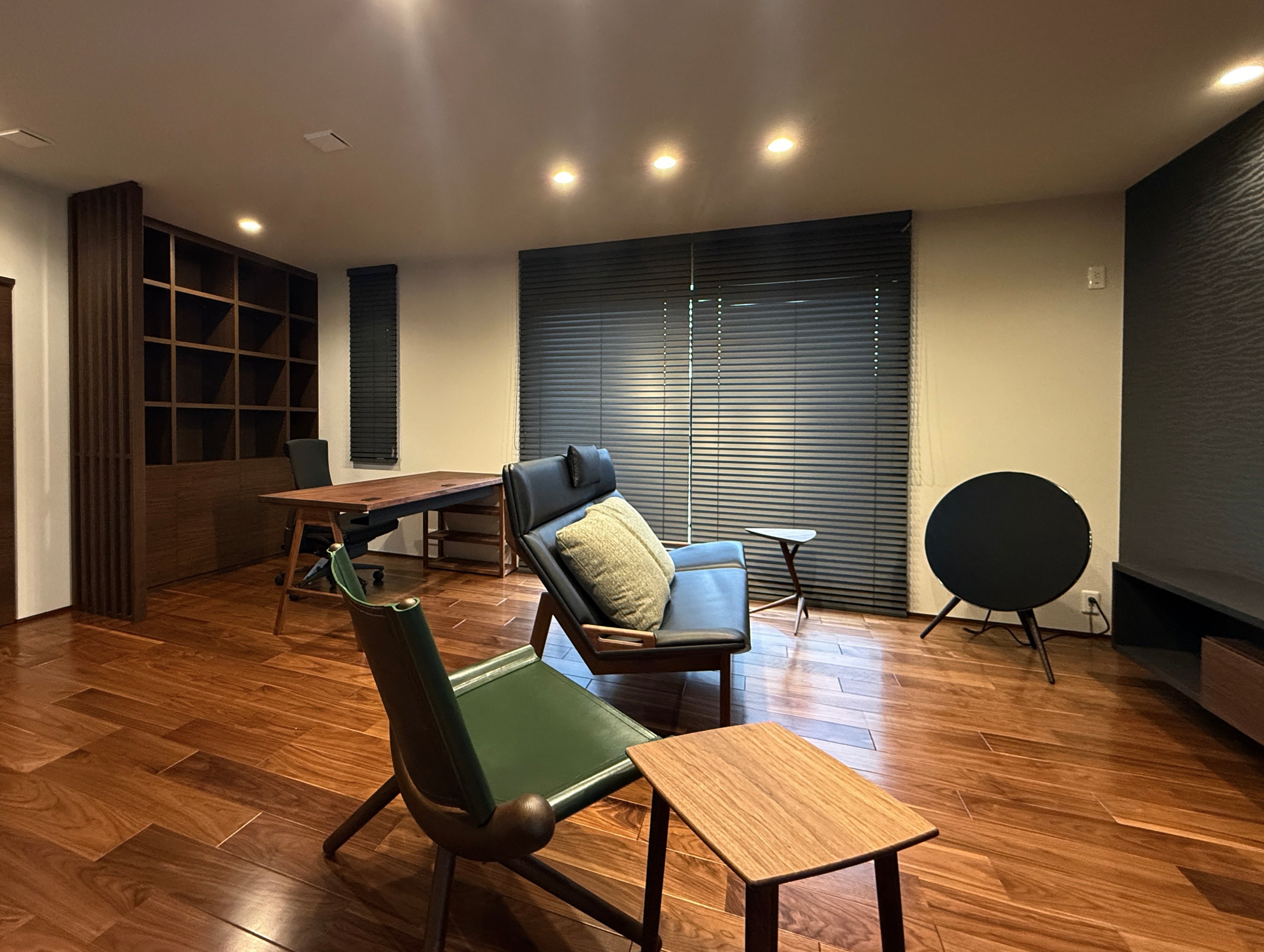 ウォールナット一枚板デスク。空間全体。オーダーメイド家具事例写真。