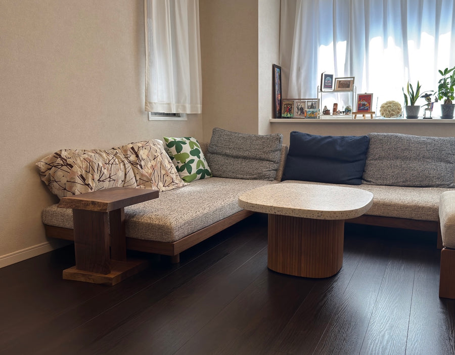 ウォールナット一枚板サイドテーブル。全景２。オーダーメイド家具事例写真。