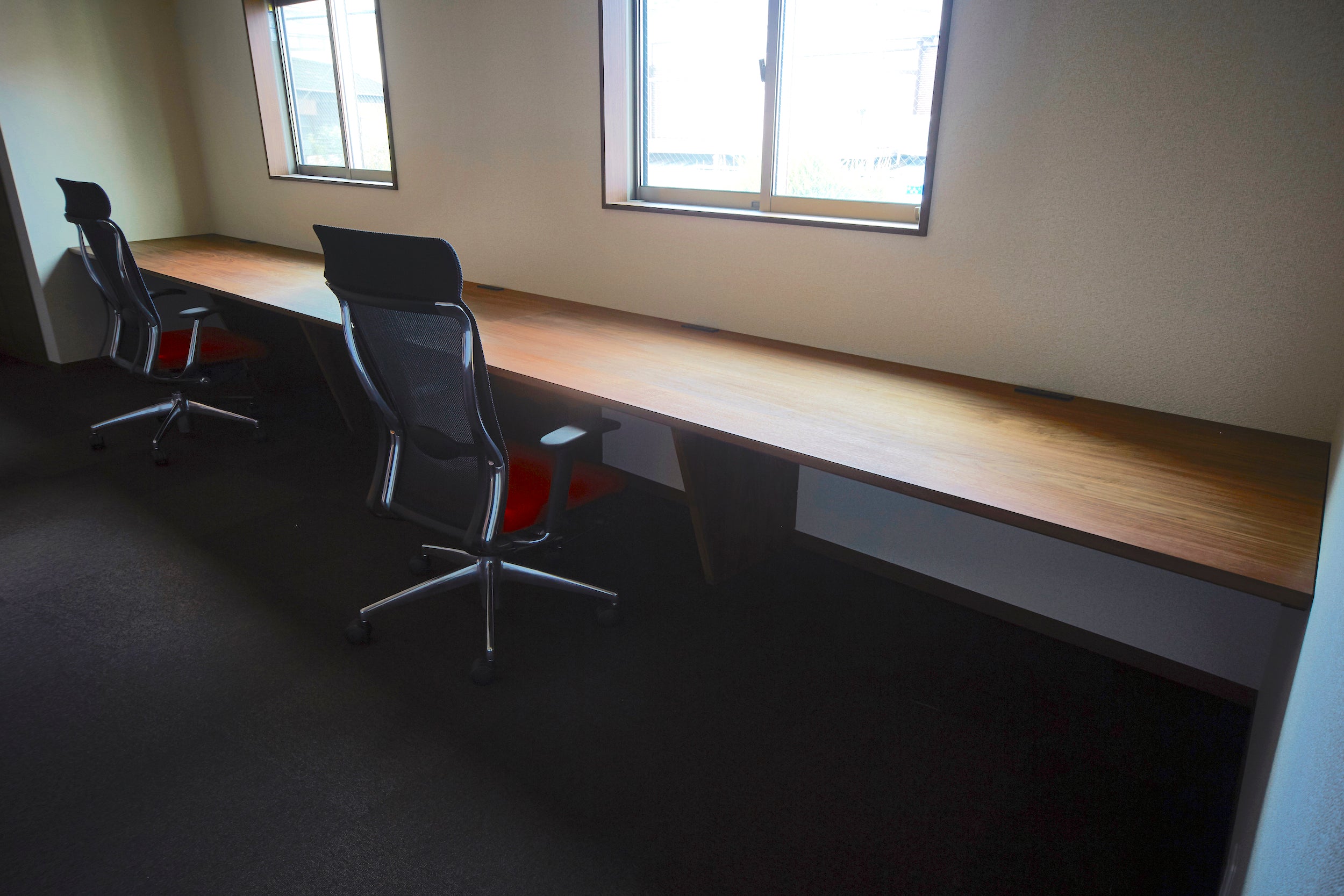 カウンターデスク。ウォールナット一枚板。全景。オーダーメイド家具事例写真。