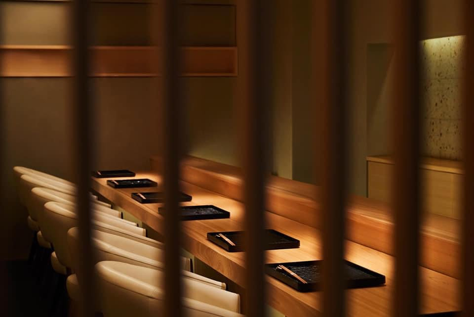 事例写真6。豪龍久保。貴重な７ｍのヒノキ一枚板カウンター天板。