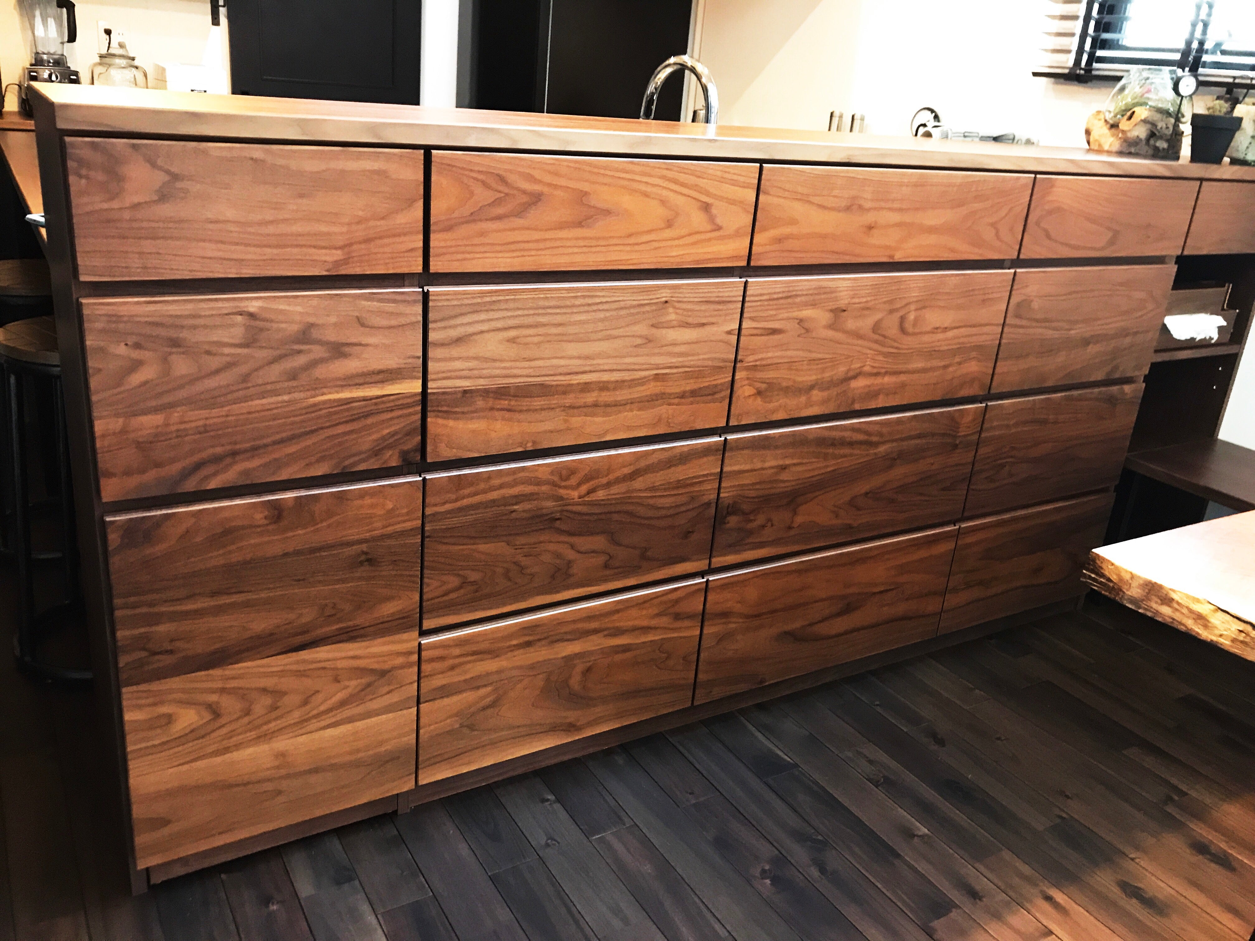 カウンター背面収納。前板木目。ウォールナット無垢材。製作事例写真。