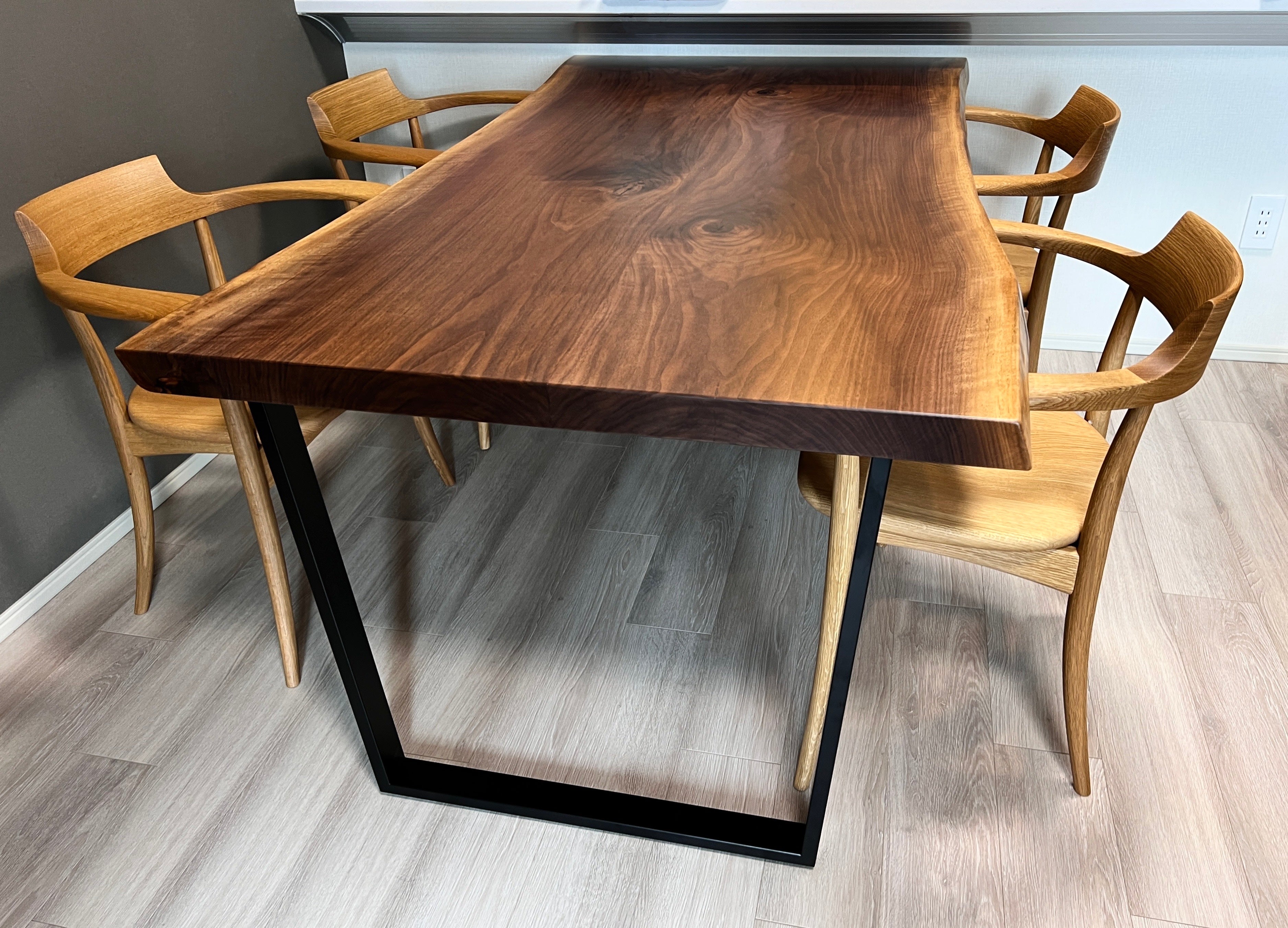 ダイニングテーブル。チェアー4脚セッティング。ウォールナット一枚板。鉄脚。製作事例写真。