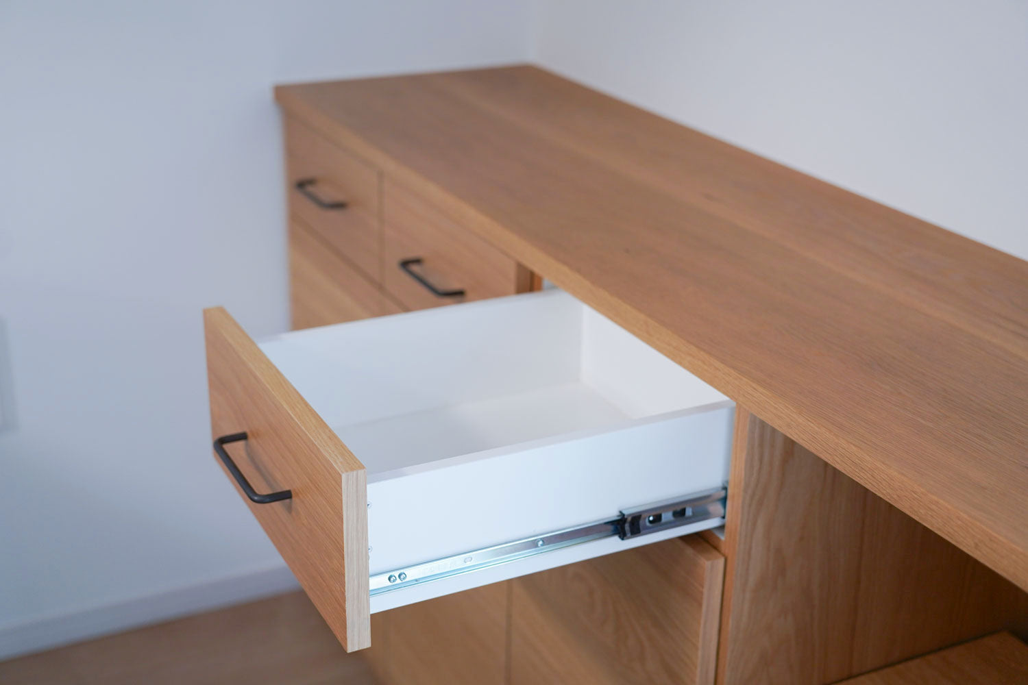 事例写真6。新居のキッチンにぴったり合わせたい。ナラ無垢材天板の食器棚。