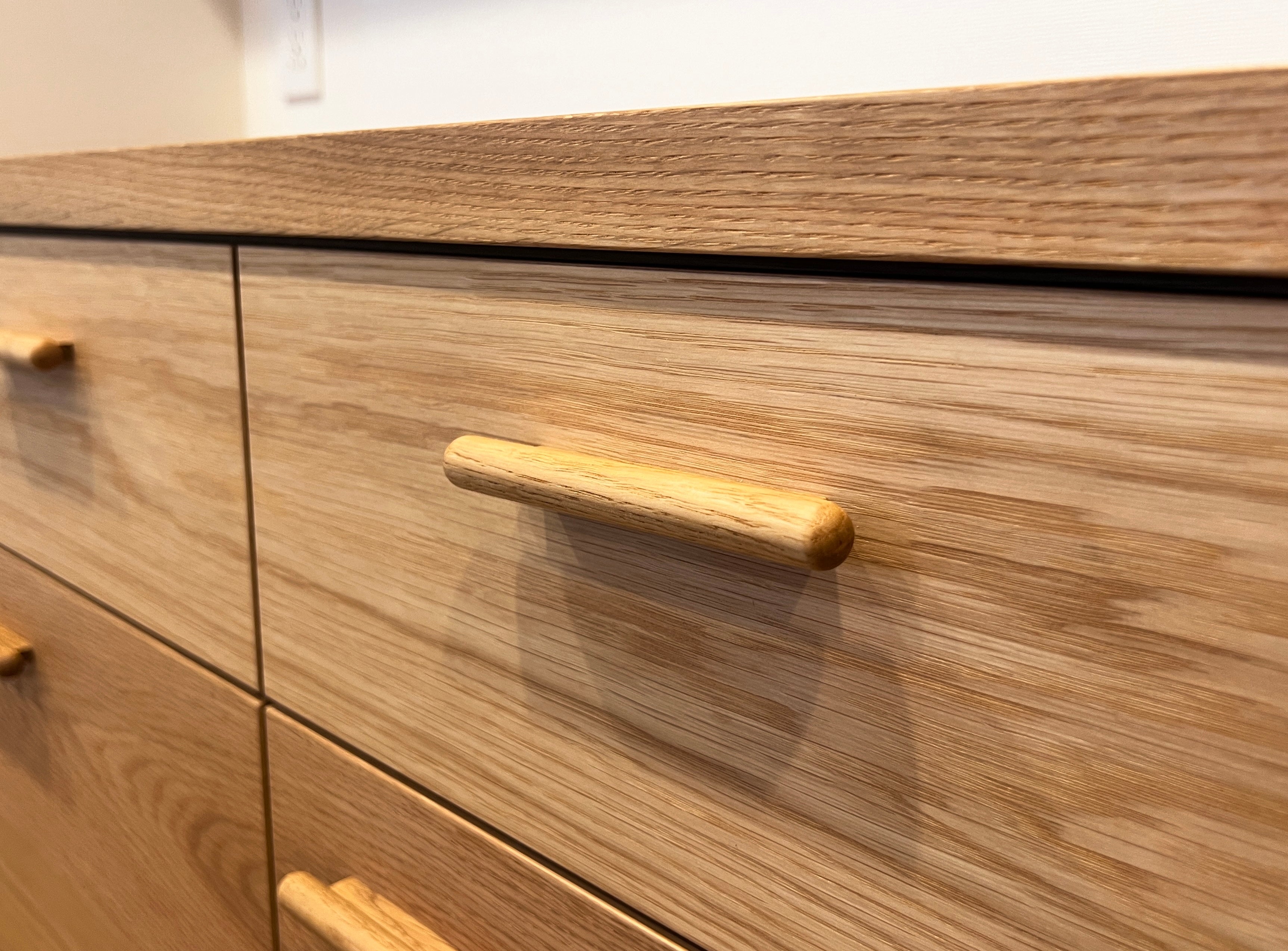 食器棚/カップボード。取っ手アップ。ナラ無垢材。製作事例写真。