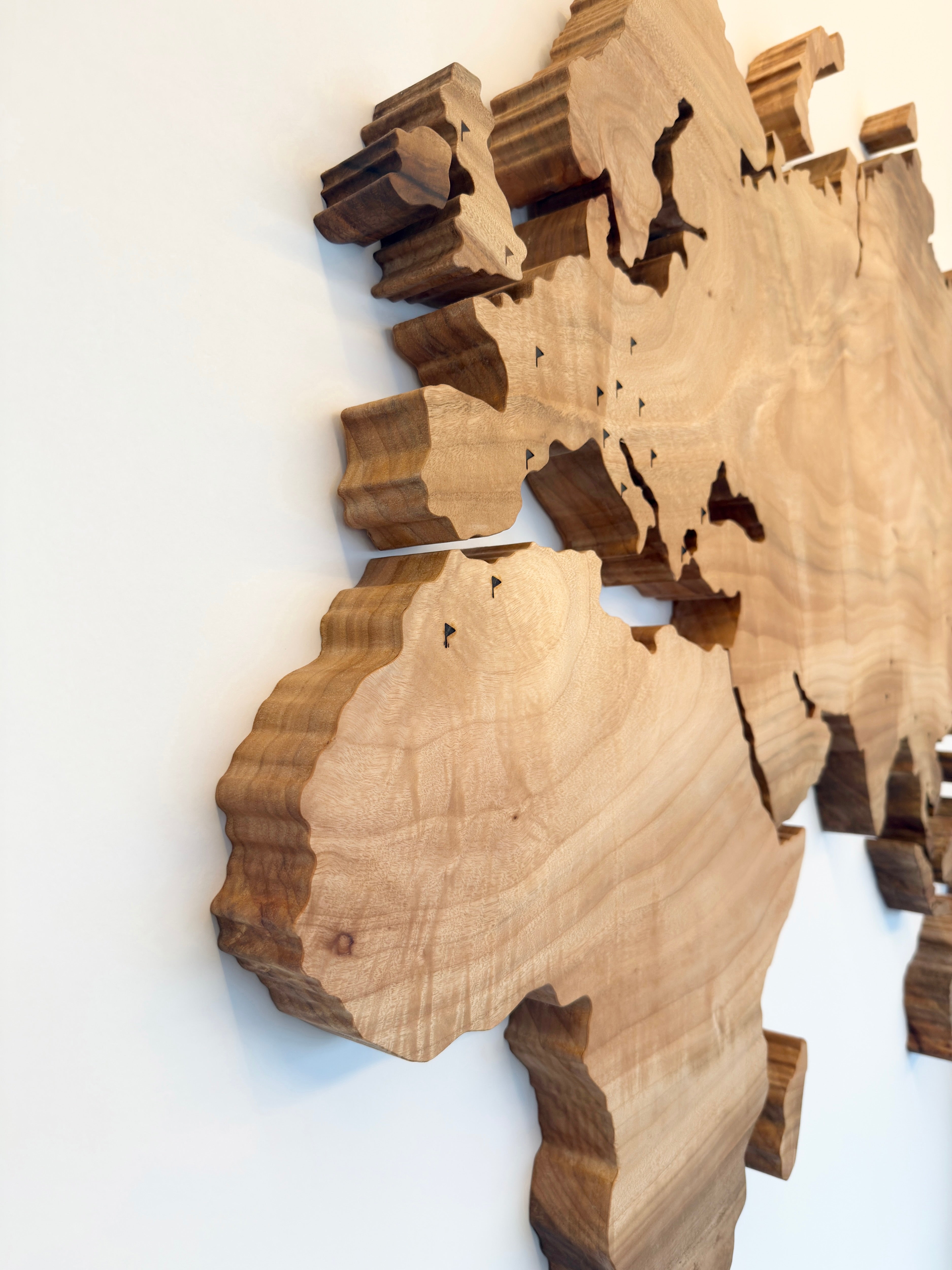 クス材の世界地図。アップ。オーダーメイド家具事例写真。