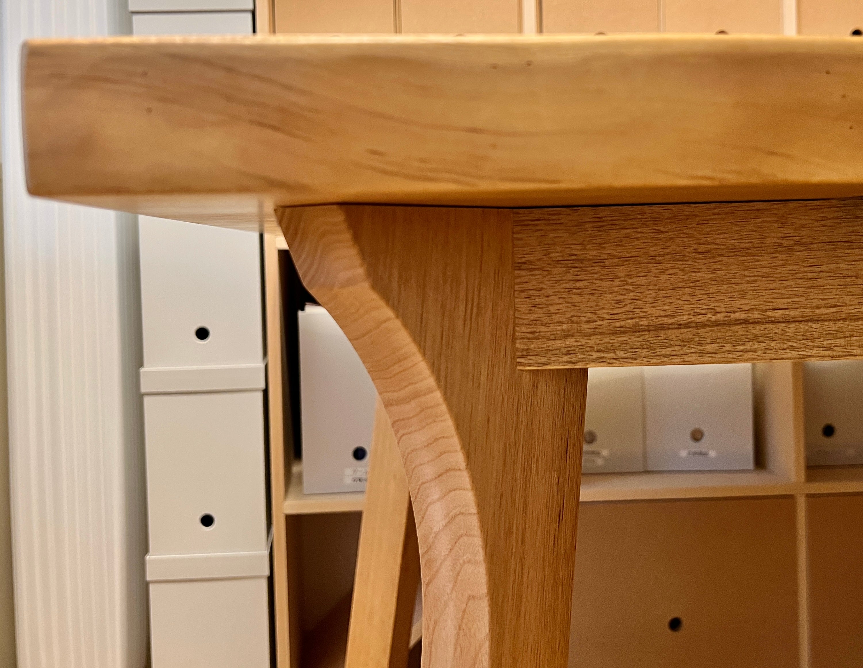 ダイニングにはお気に入りを。タブの一枚板テーブル