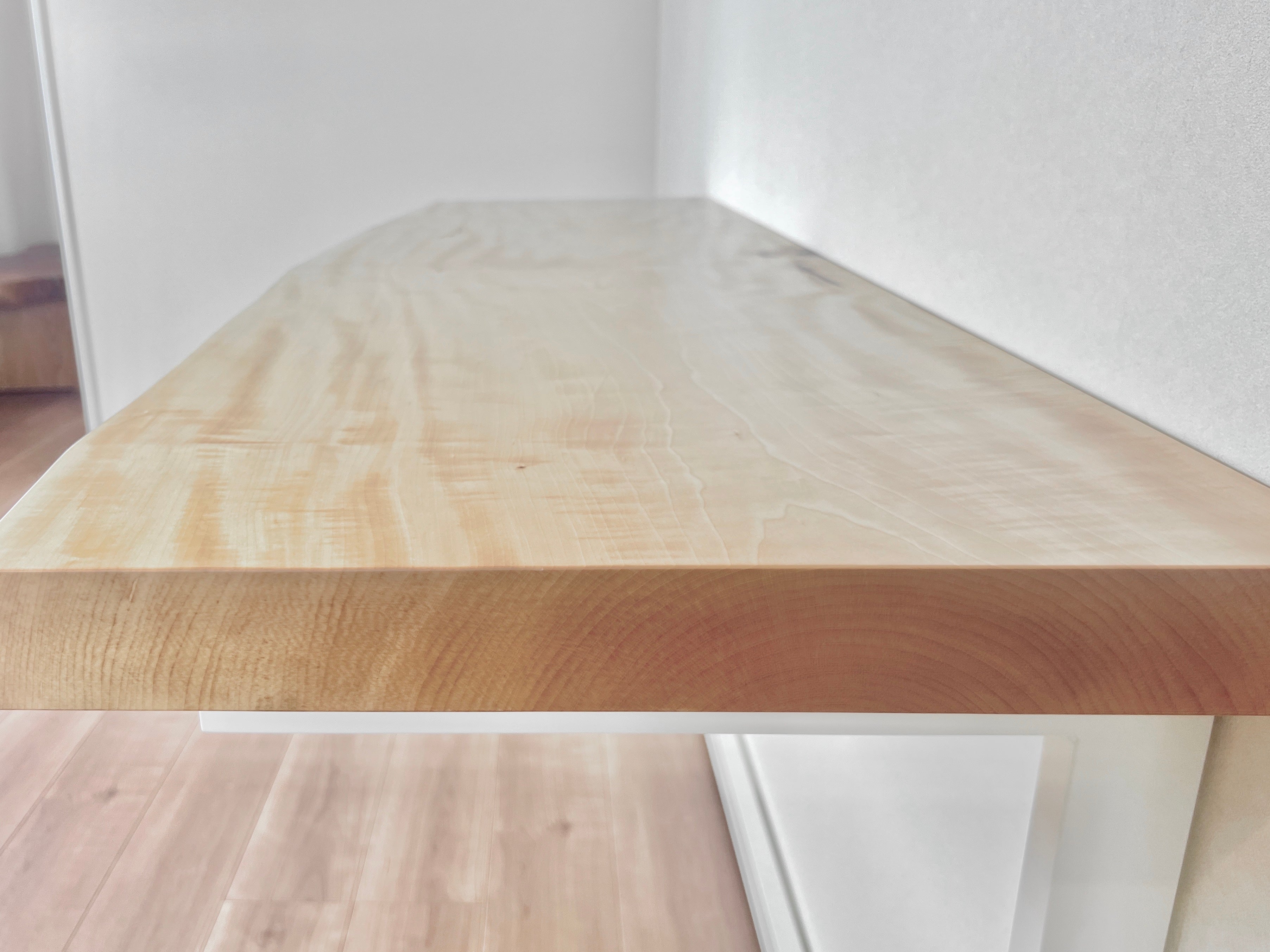 カウンターテーブル。横から。トチ一枚板。事例写真。