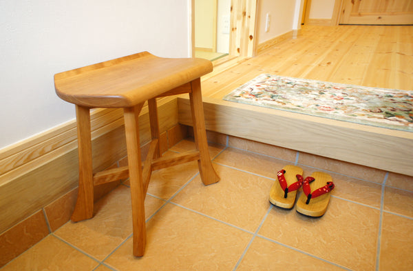 柔らかく、優しさが伝わる、チェリー材の玄関スツール