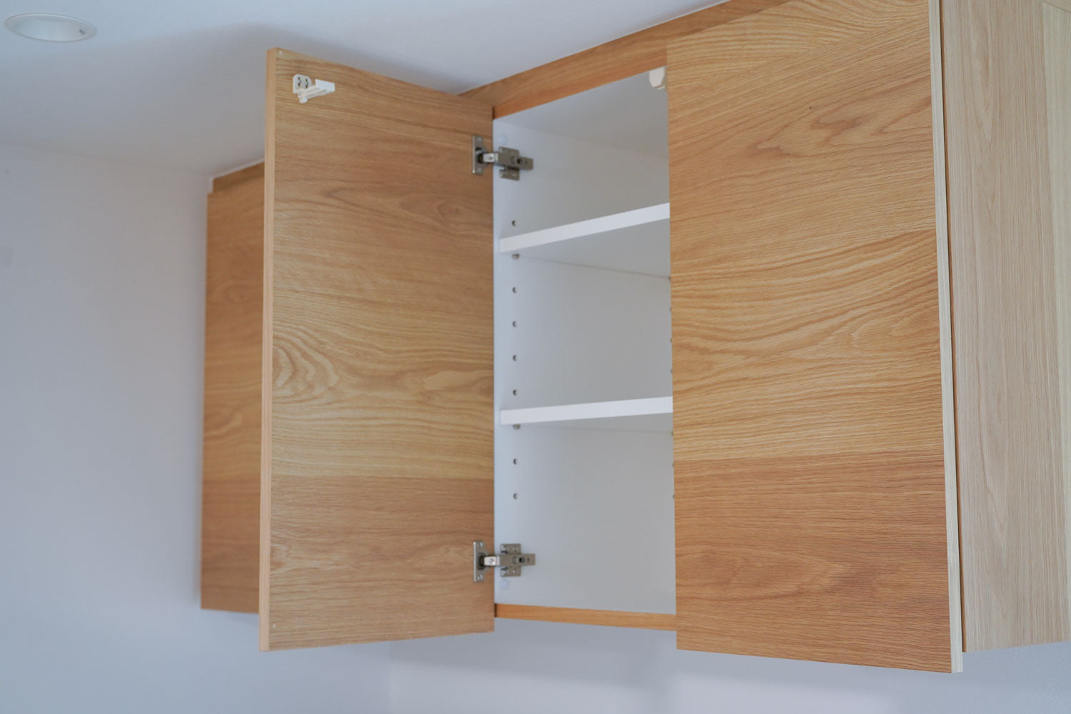 事例写真7。新居のキッチンにぴったり合わせたい。ナラ無垢材天板の食器棚。