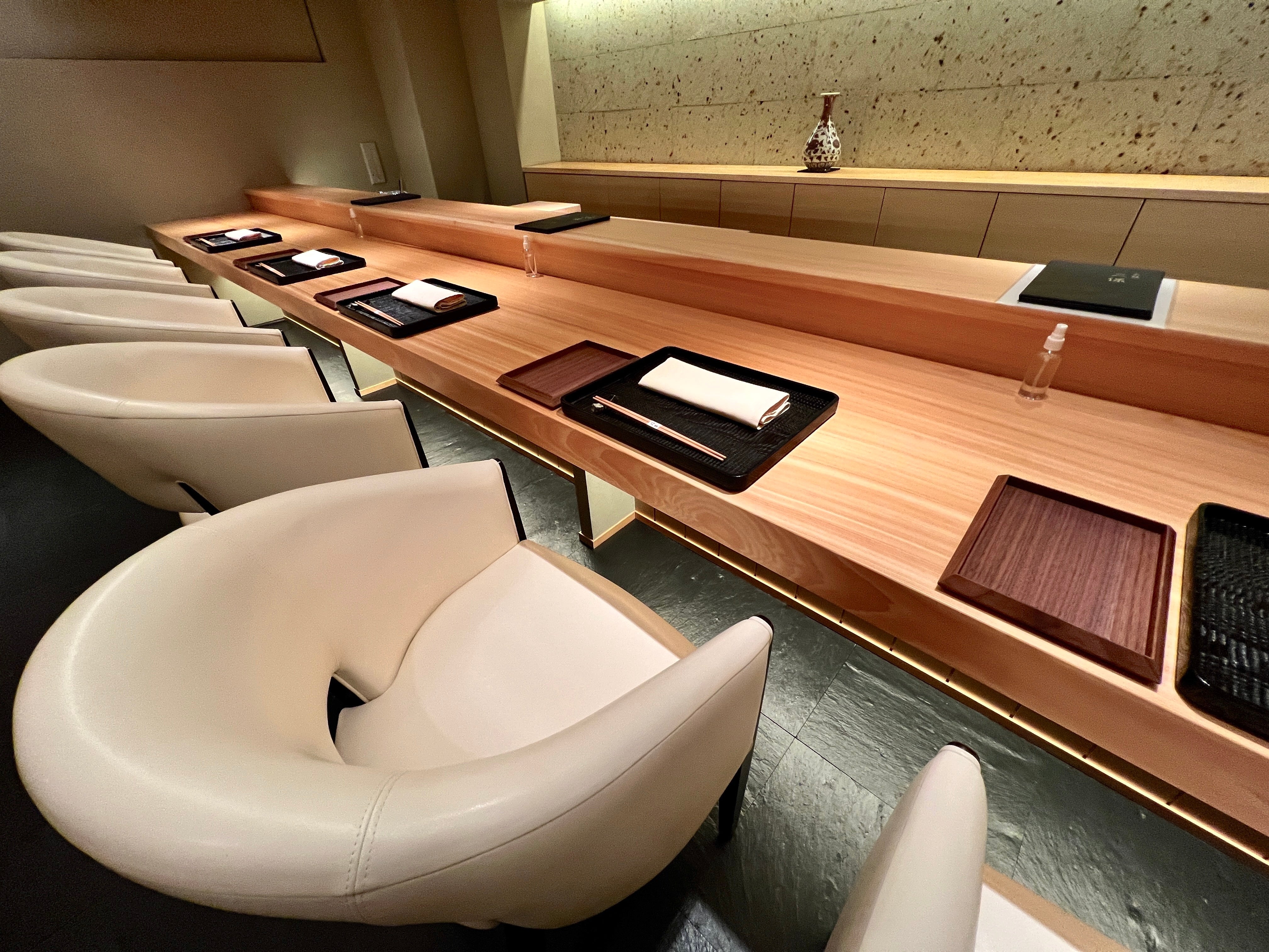 事例写真7。豪龍久保。貴重な７ｍのヒノキ一枚板カウンター天板。