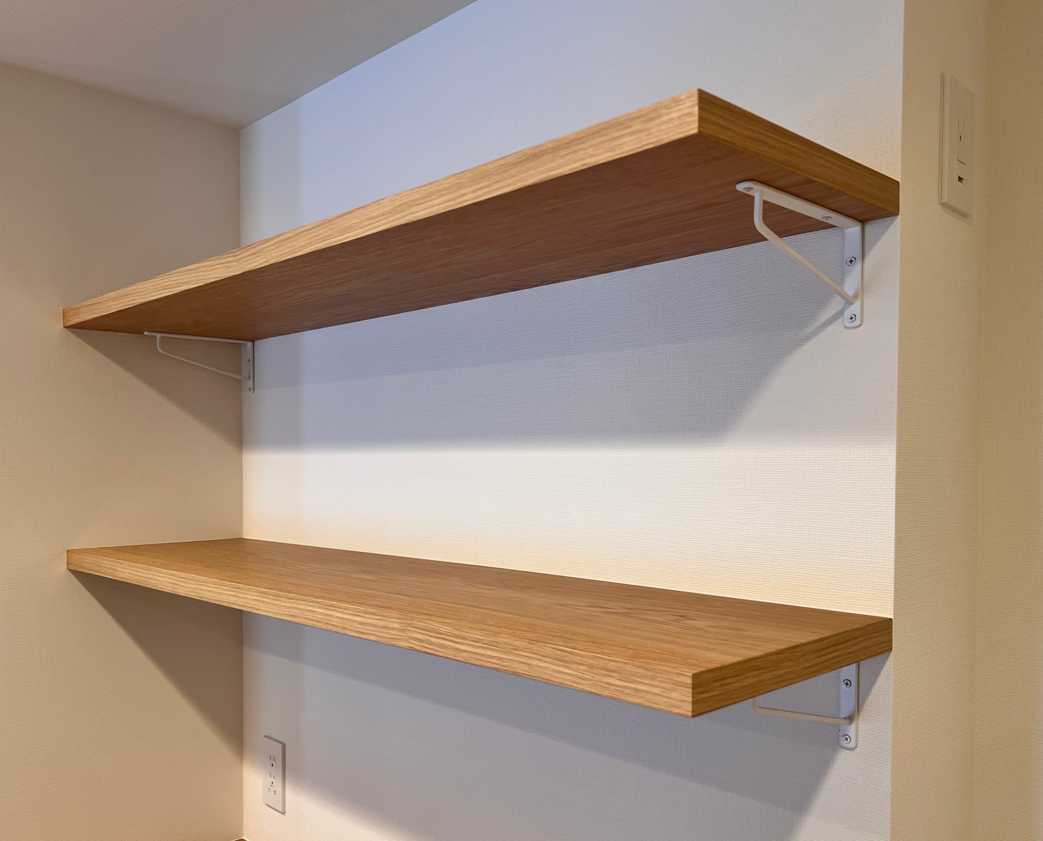 食器棚/カップボード。上棚板全景。ナラ無垢材。棚板。製作事例写真。