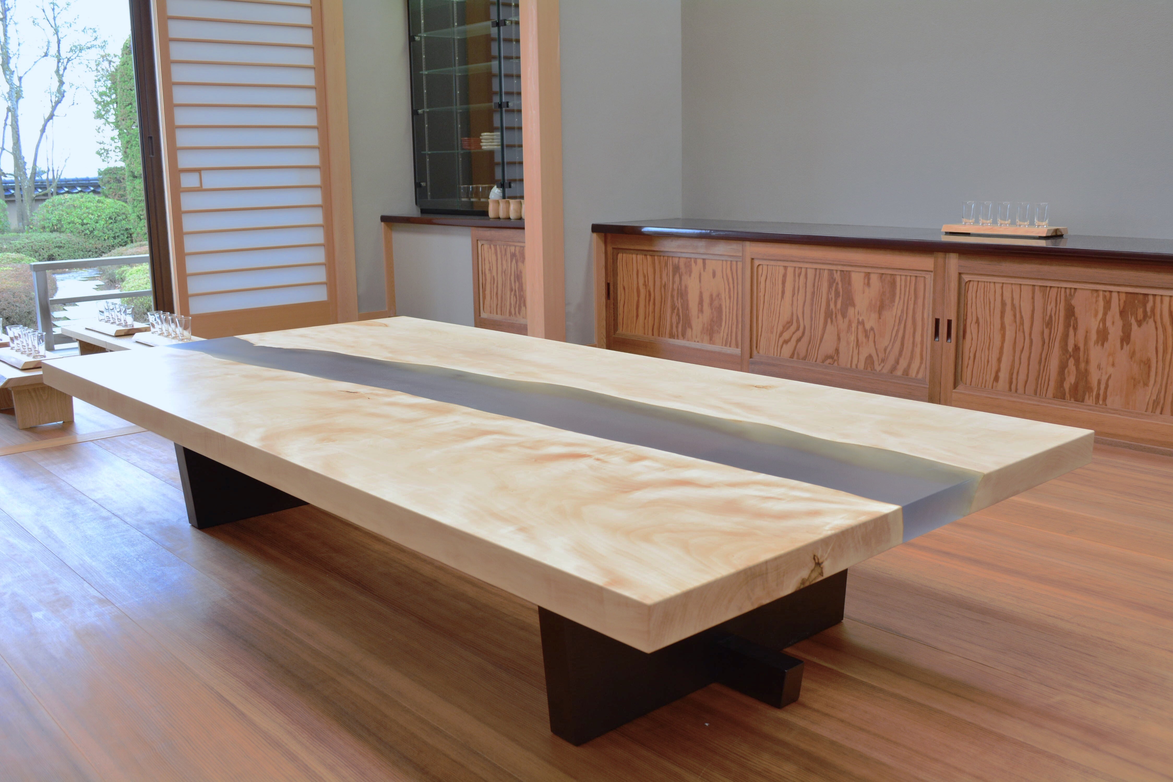 ローテーブル。レジンテーブル。斜めから。トチ一枚板。オーダーメイド家具事例写真。