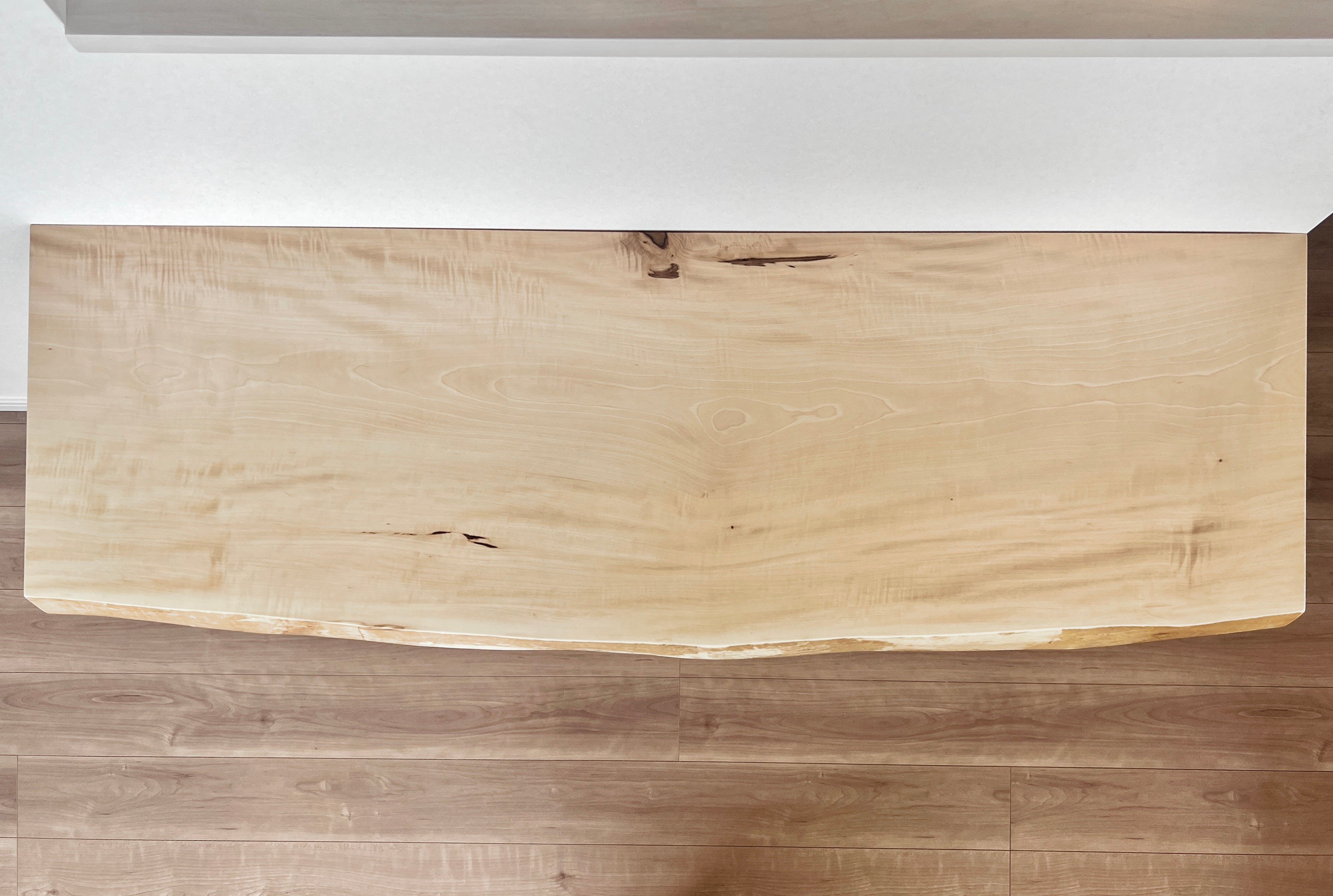 カウンターテーブル。上から。トチ一枚板。事例写真。