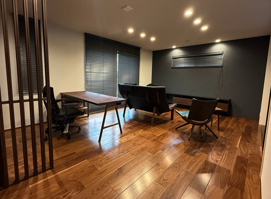 ウォールナット一枚板デスク。後ろからの空間全体。オーダーメイド家具事例写真。
