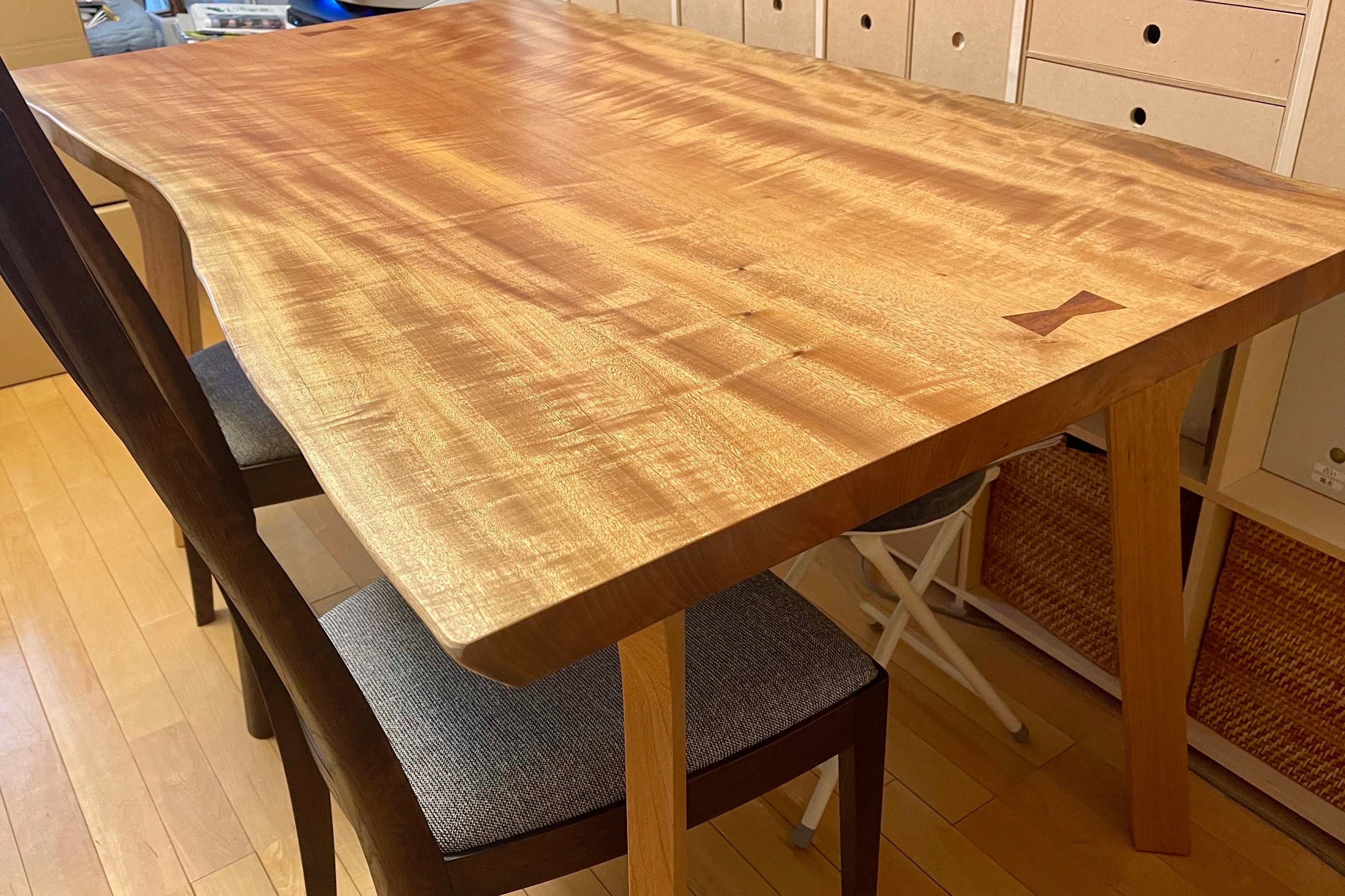 ダイニングにはお気に入りを。タブの一枚板テーブル