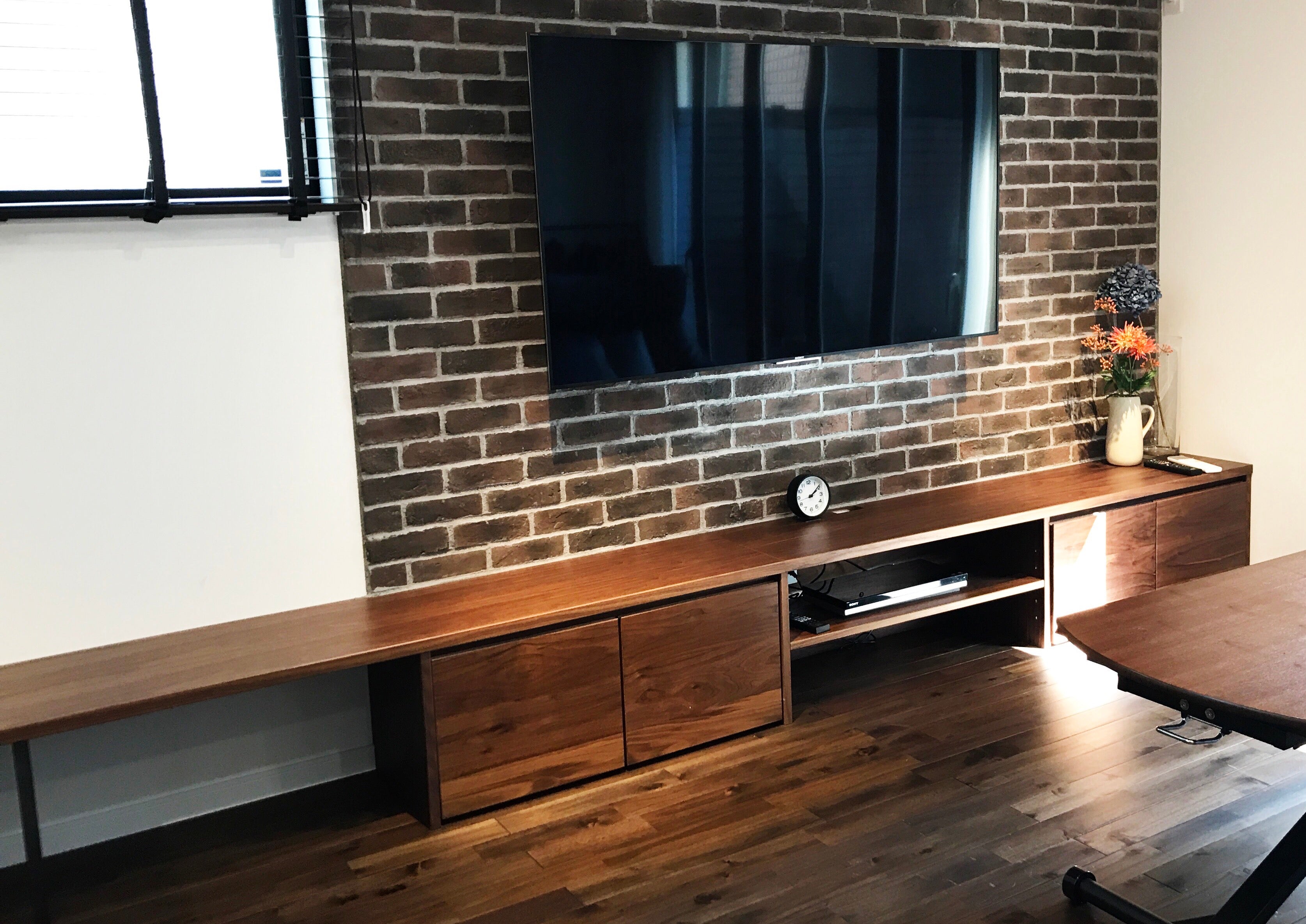 ベンチ。TVボード。リビング側からの全景。ウォールナット無垢材。製作事例写真。