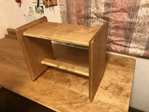 様々な使い勝手を実現する、チェリー材のシステムデスク