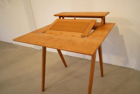 譜面台とデスクが一体となった、音楽制作専用デスク