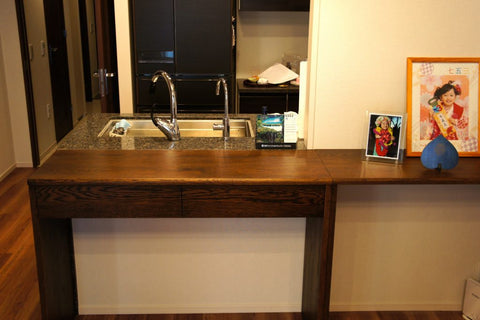 キッチンのサイズにぴったり！ナラのカウンターテーブル