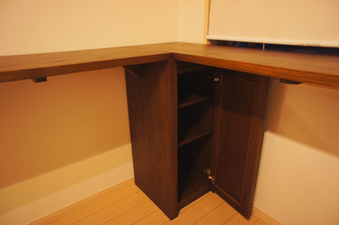 総幅4.2mの広々天板＆大量収納を備えたシステムデスク