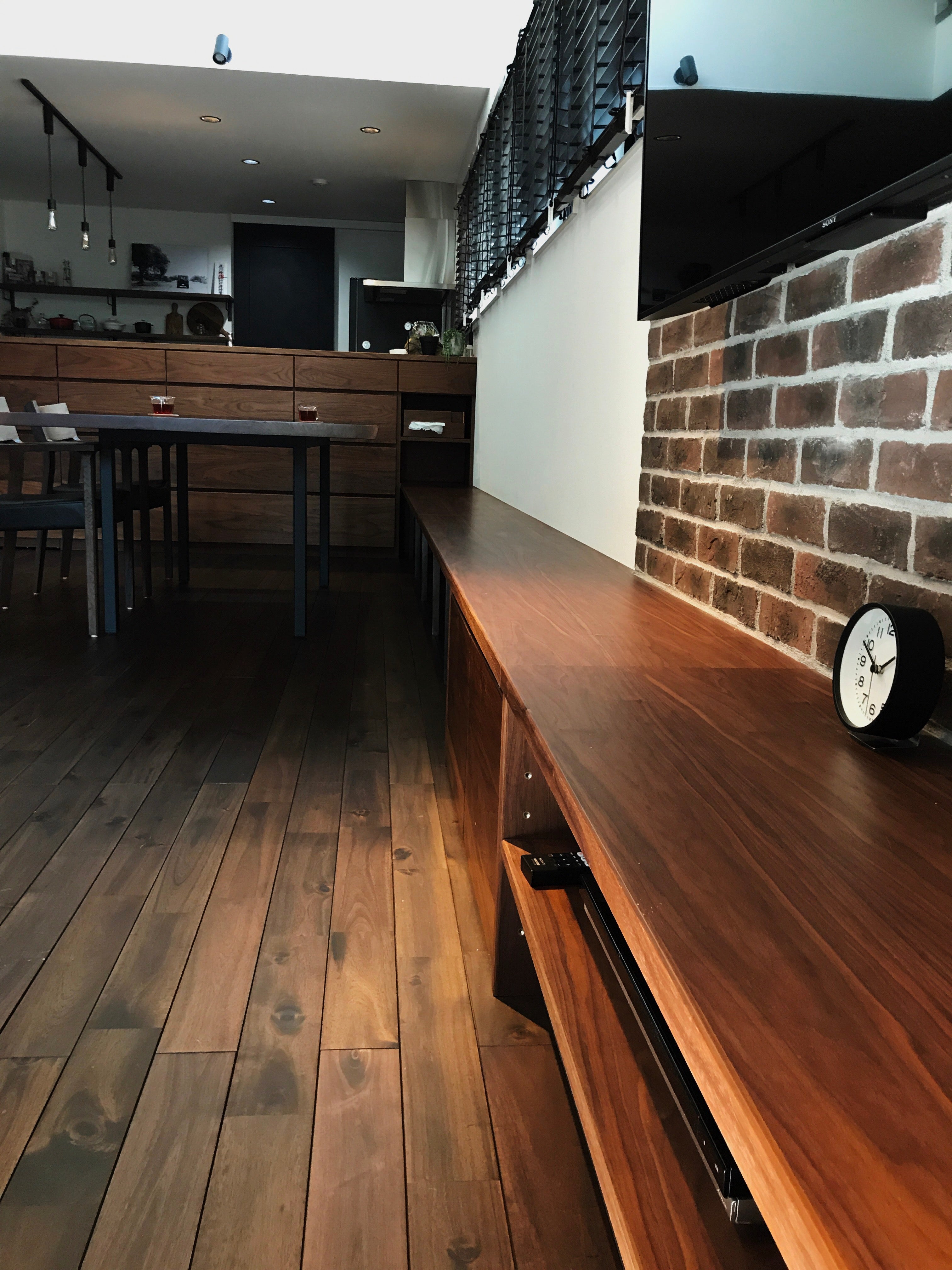 ベンチ。TVボード側からの全景。ウォールナット無垢材。製作事例写真。